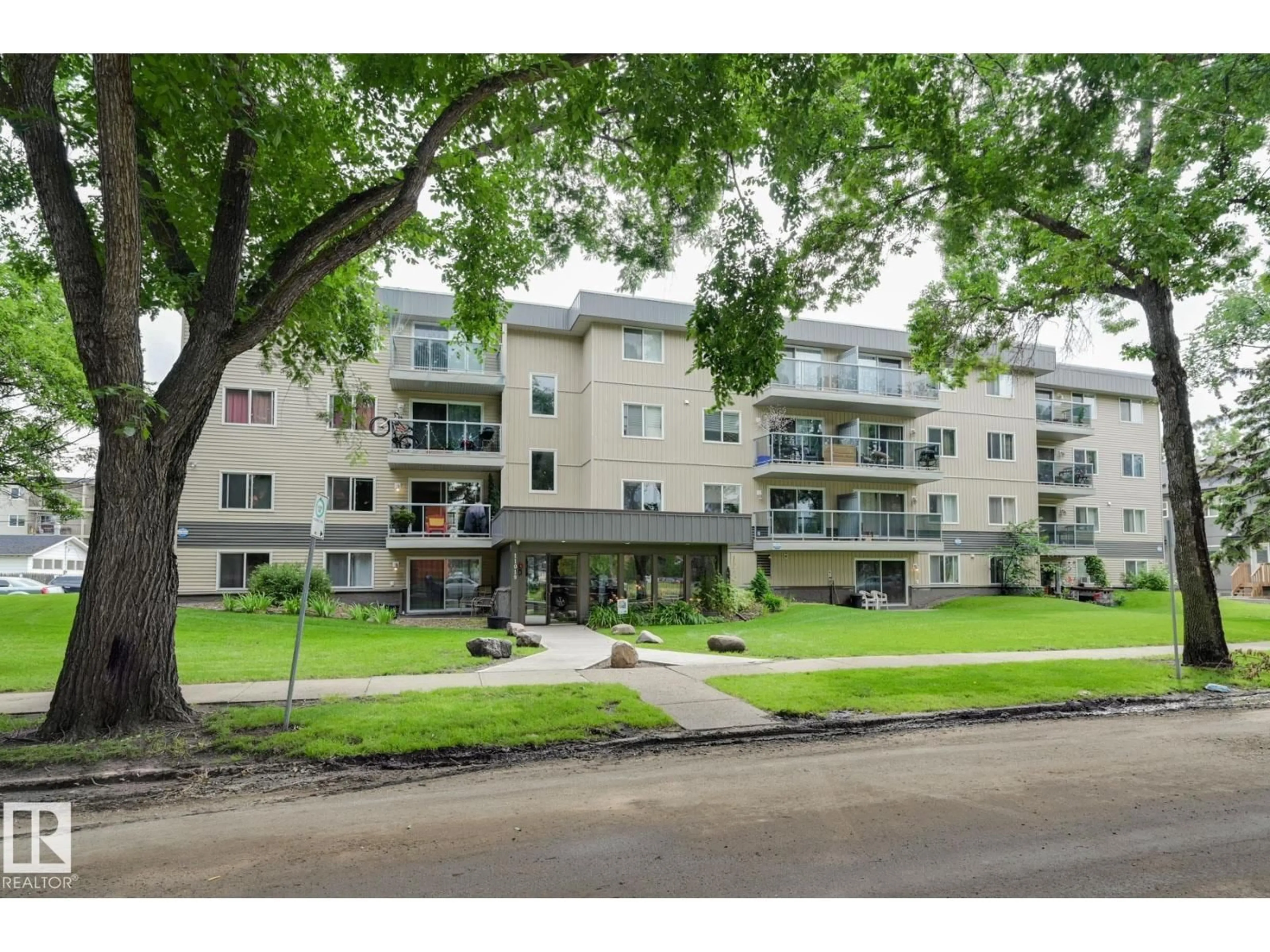 A pic from outside/outdoor area/front of a property/back of a property/a pic from drone, street for #402 - 11019 107 ST NW, Edmonton Alberta T5H2Z6