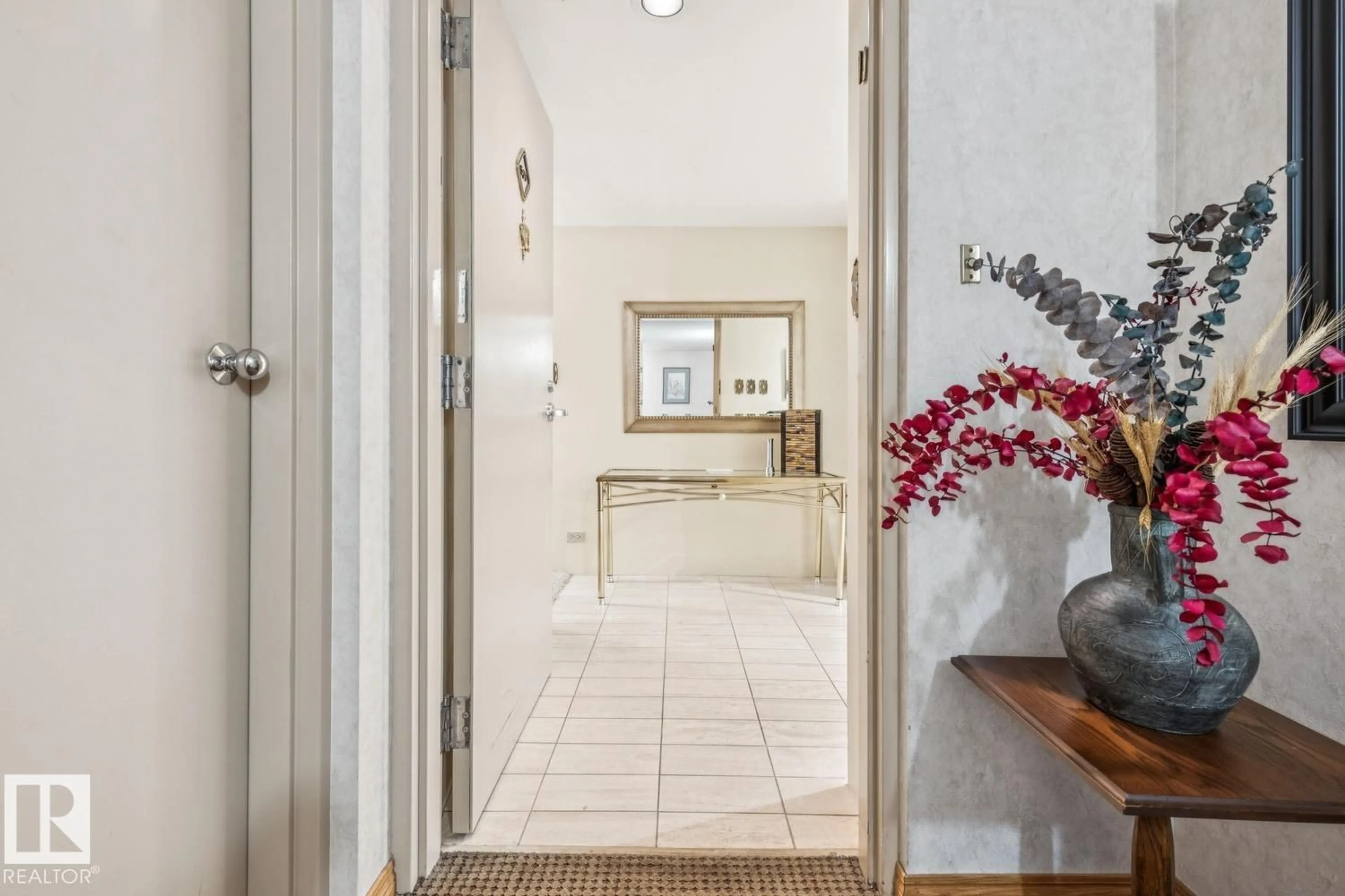 Indoor entryway for 10010 - 501 119 ST NW, Edmonton Alberta T5K1Y8