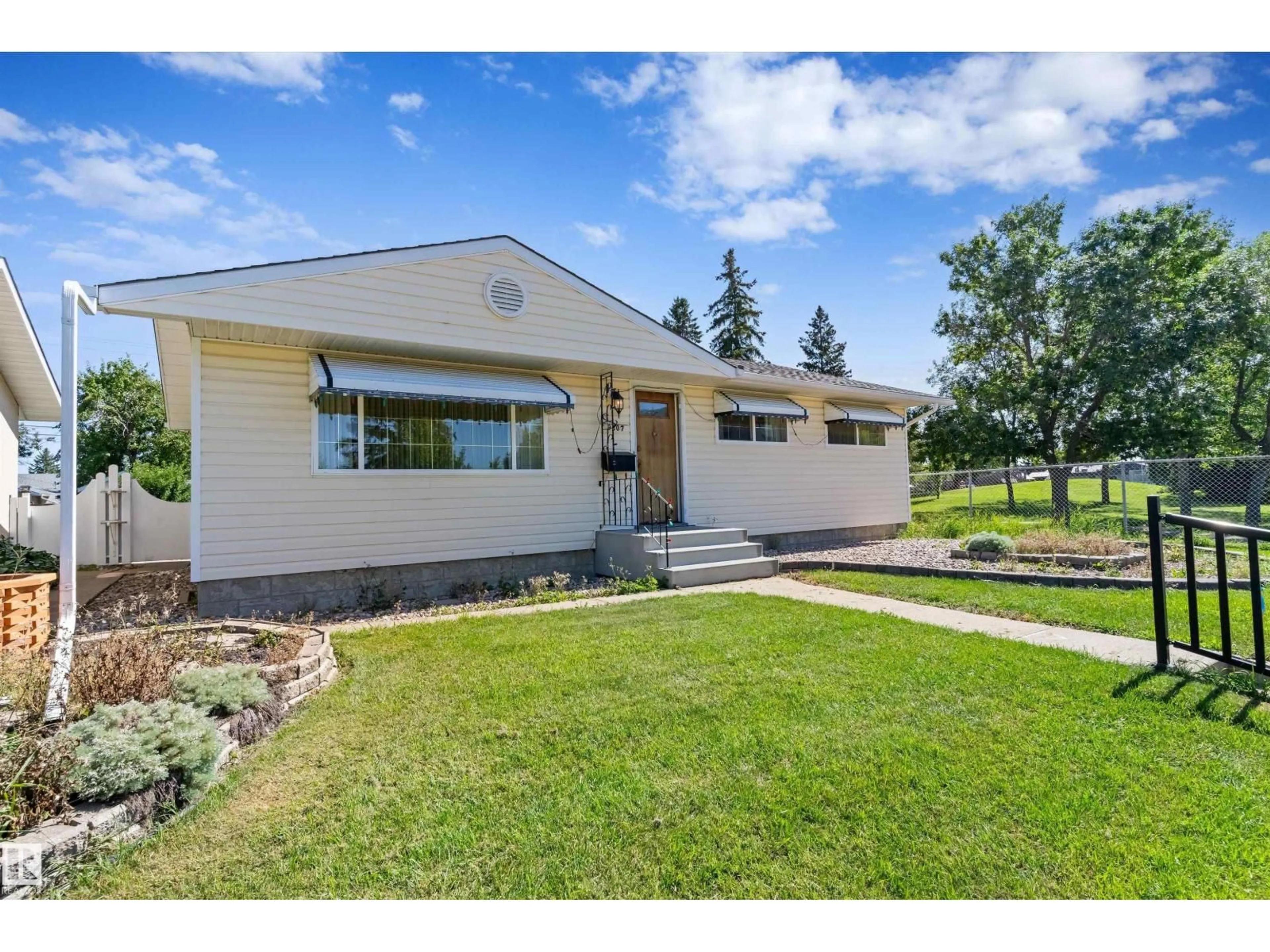 Home with vinyl exterior material, unknown for NW - 9807 165 ST, Edmonton Alberta T5P3S9