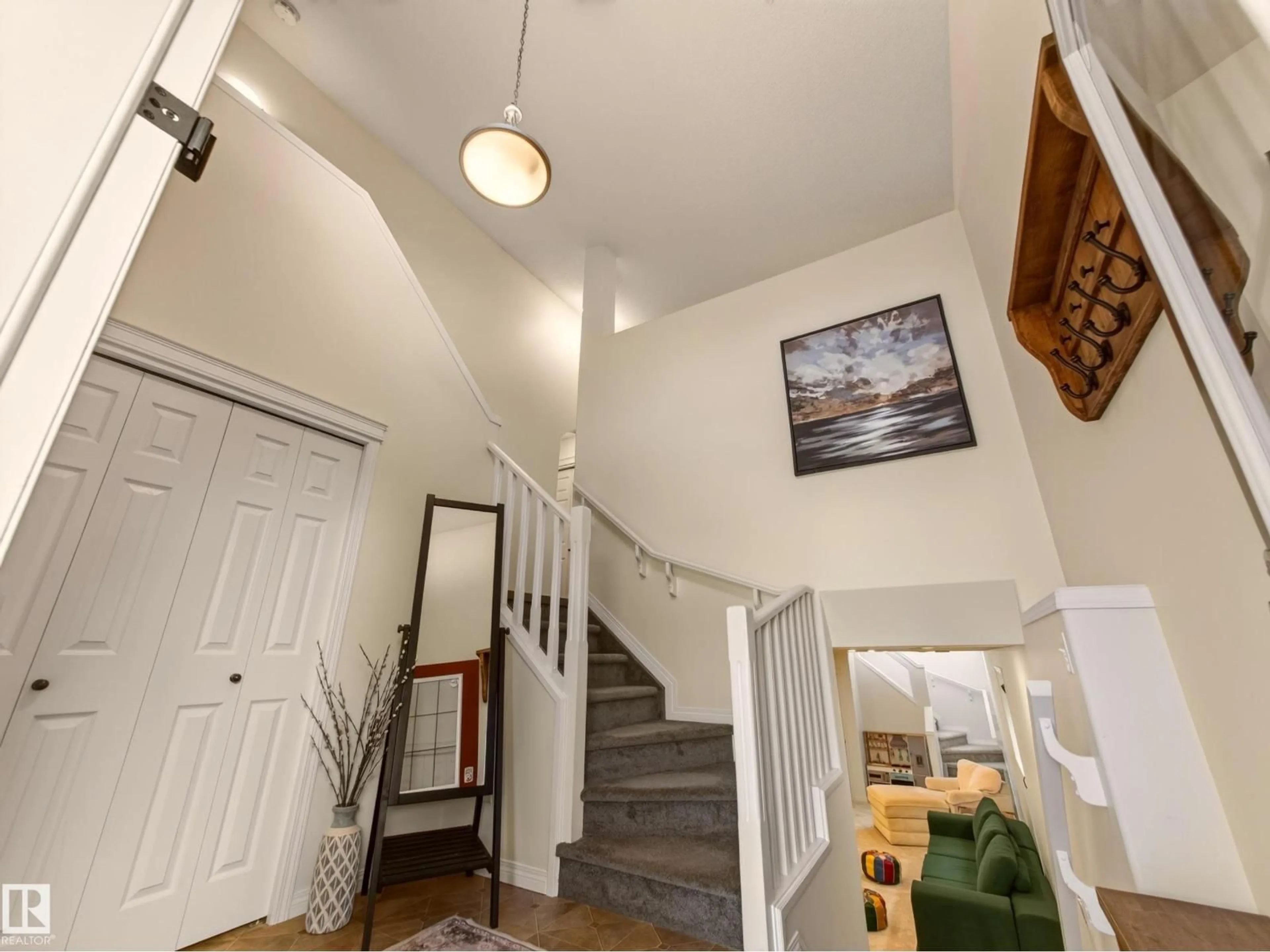 Indoor foyer for NW - 21315 58 AV, Edmonton Alberta T6M0H4