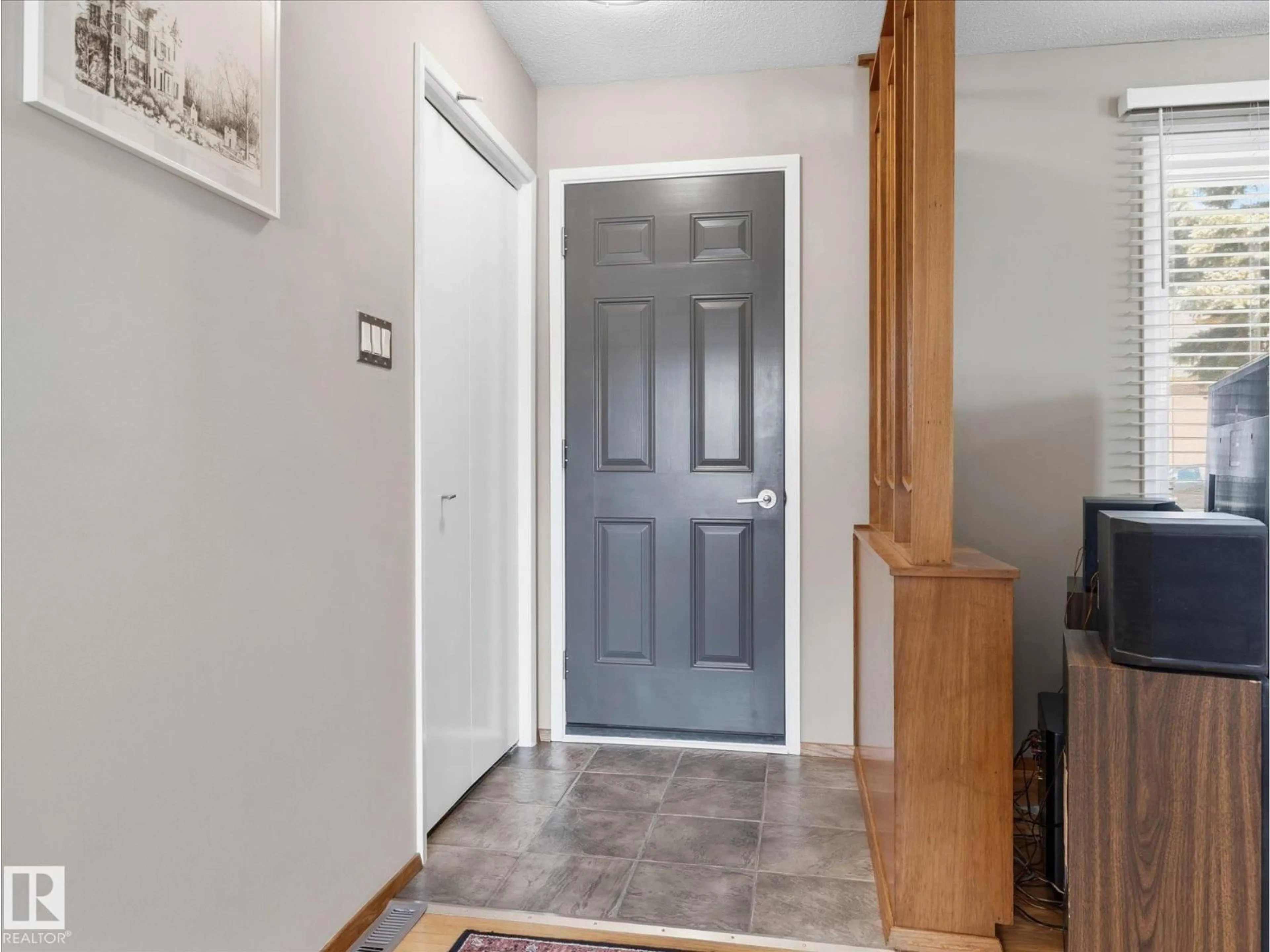 Indoor entryway for 7411 141 AV, Edmonton Alberta T5C2N4
