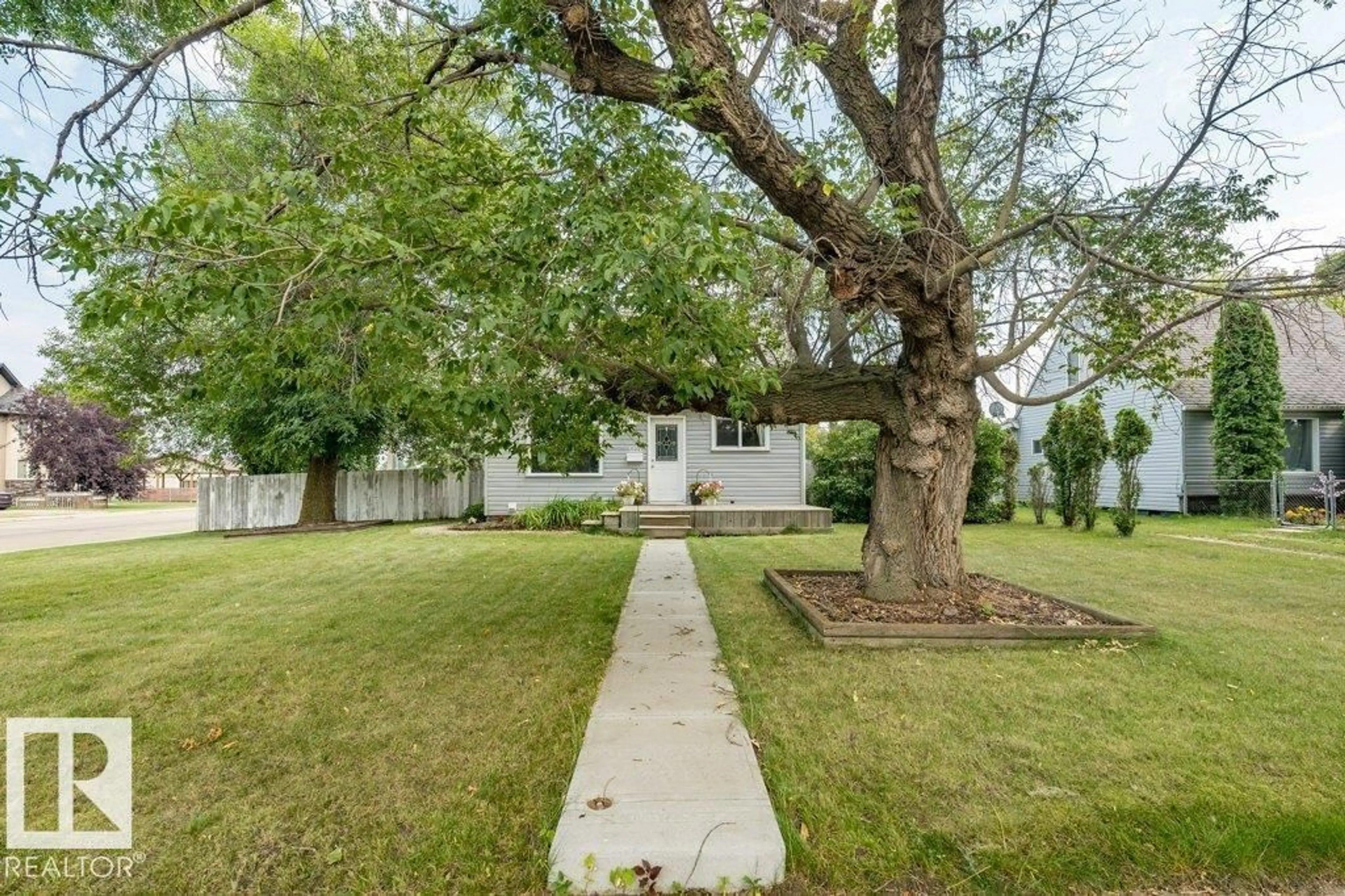 A pic from outside/outdoor area/front of a property/back of a property/a pic from drone, street for 5423 48 ST, Wetaskiwin Alberta T9A1G6
