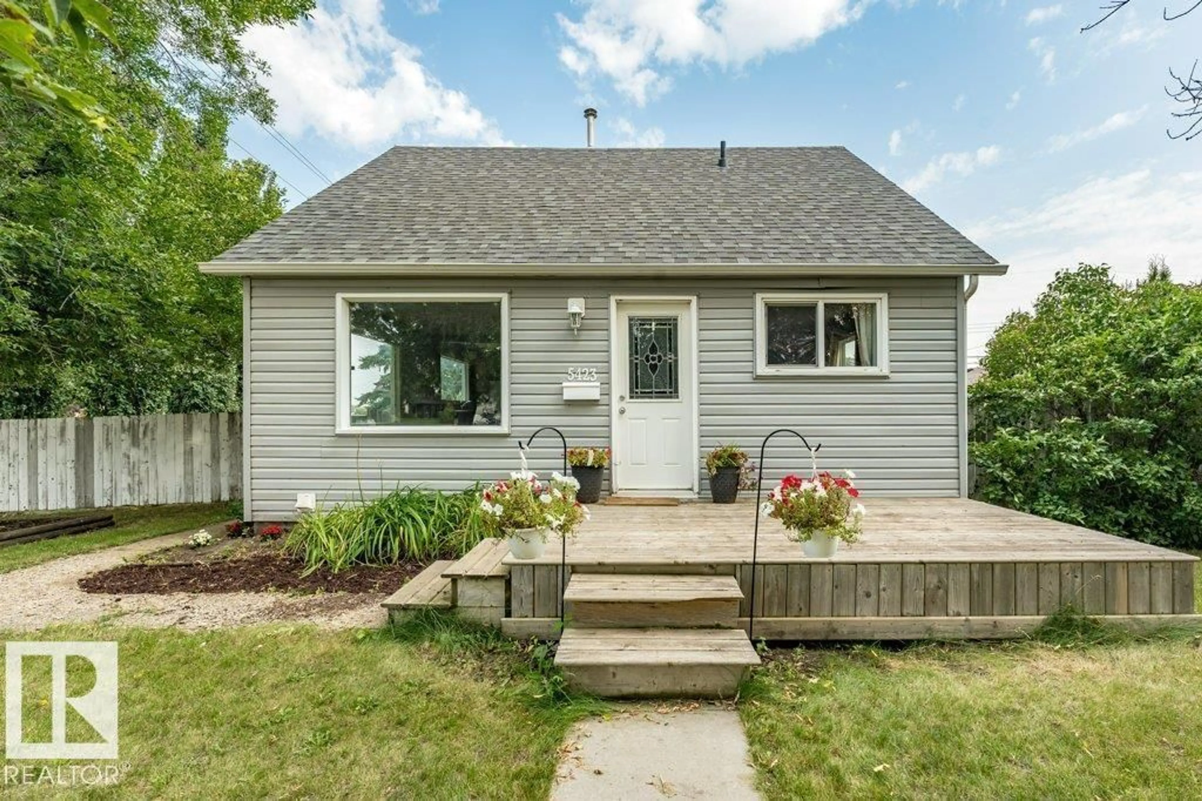 Home with vinyl exterior material, street for 5423 48 ST, Wetaskiwin Alberta T9A1G6