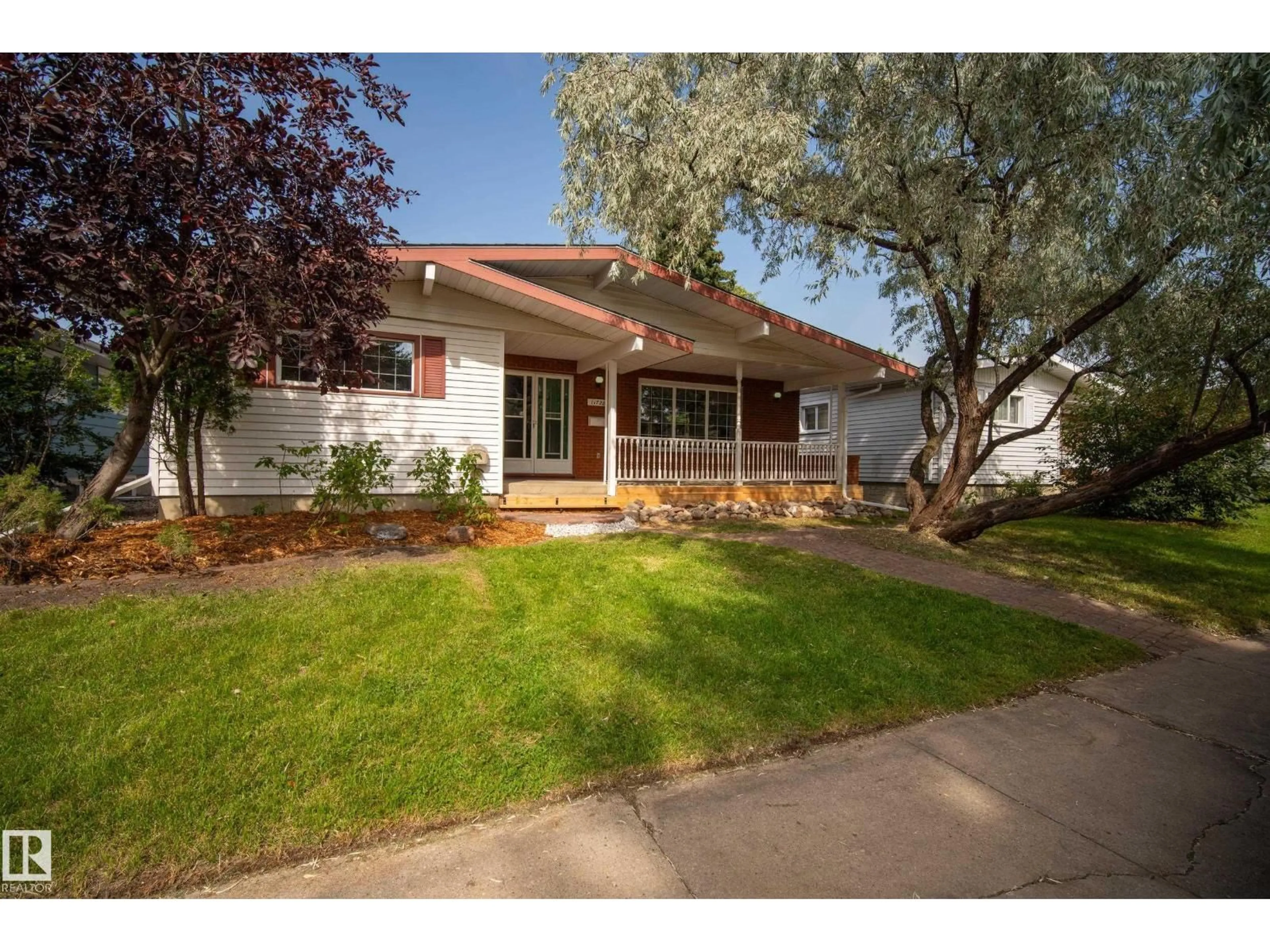 Home with vinyl exterior material, street for 11728 39 AV, Edmonton Alberta T6J0M9