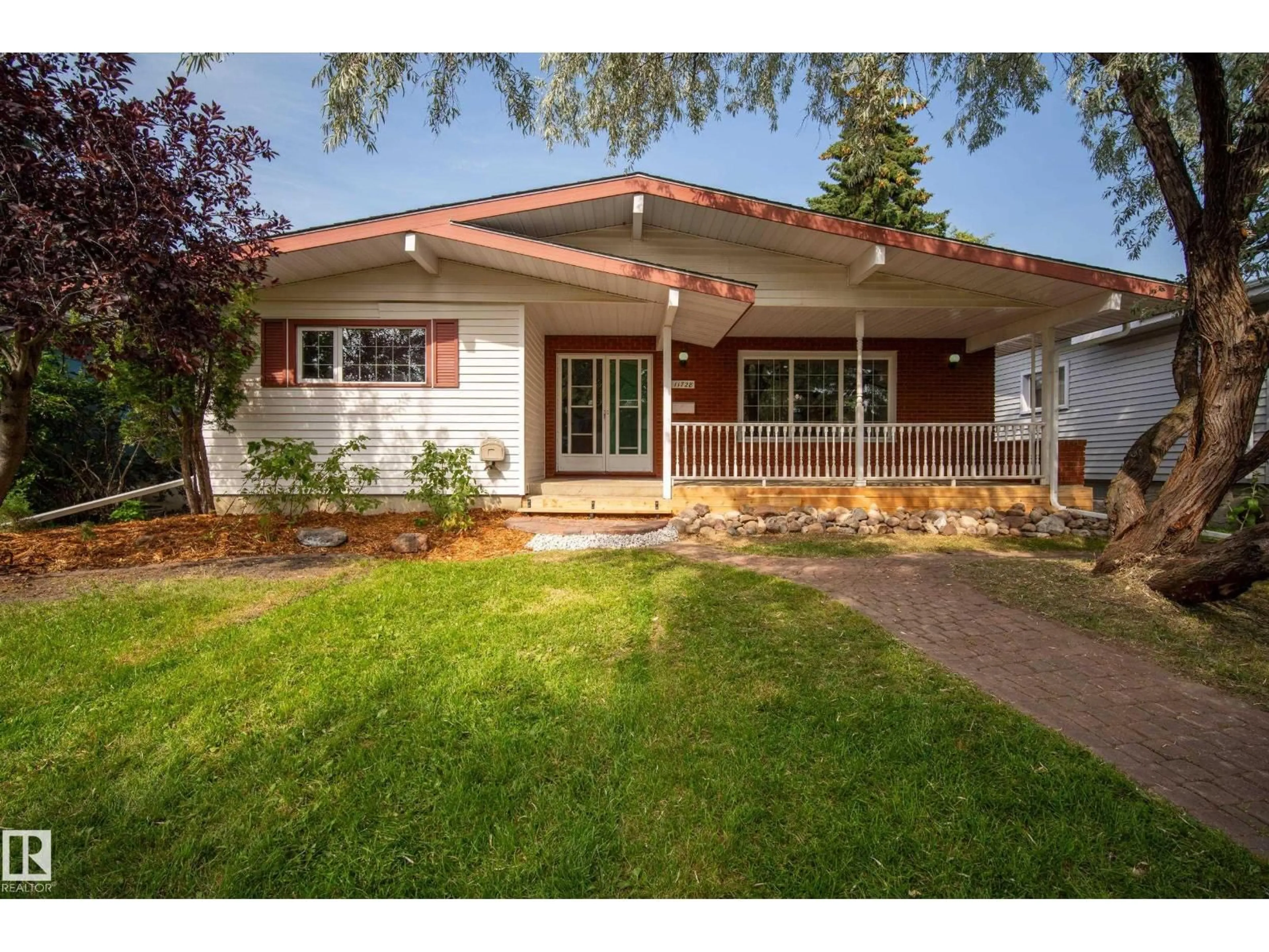 Home with vinyl exterior material, street for 11728 39 AV, Edmonton Alberta T6J0M9