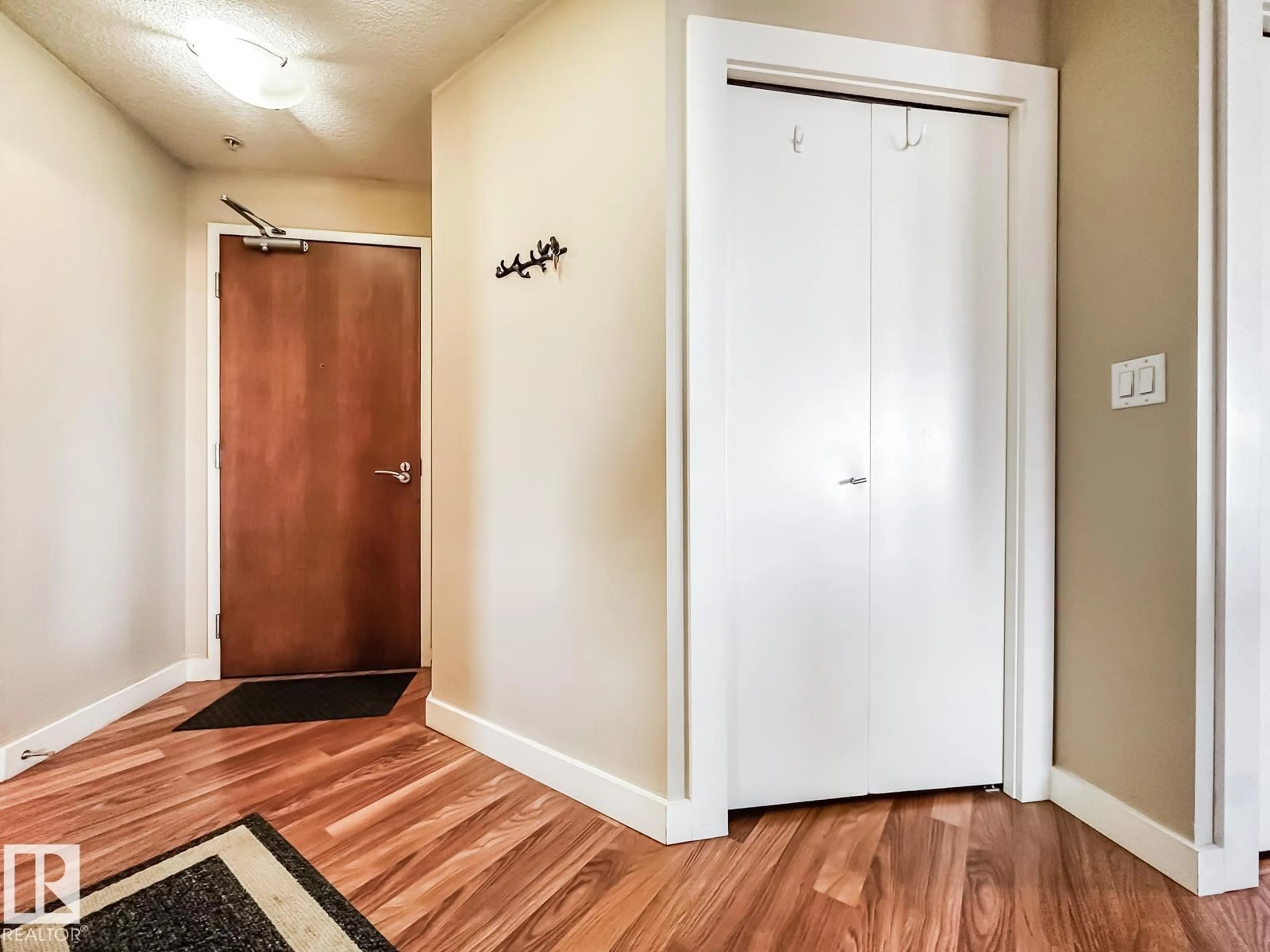 Indoor entryway for 10136 - 1901 104 ST NW, Edmonton Alberta T5J0B5