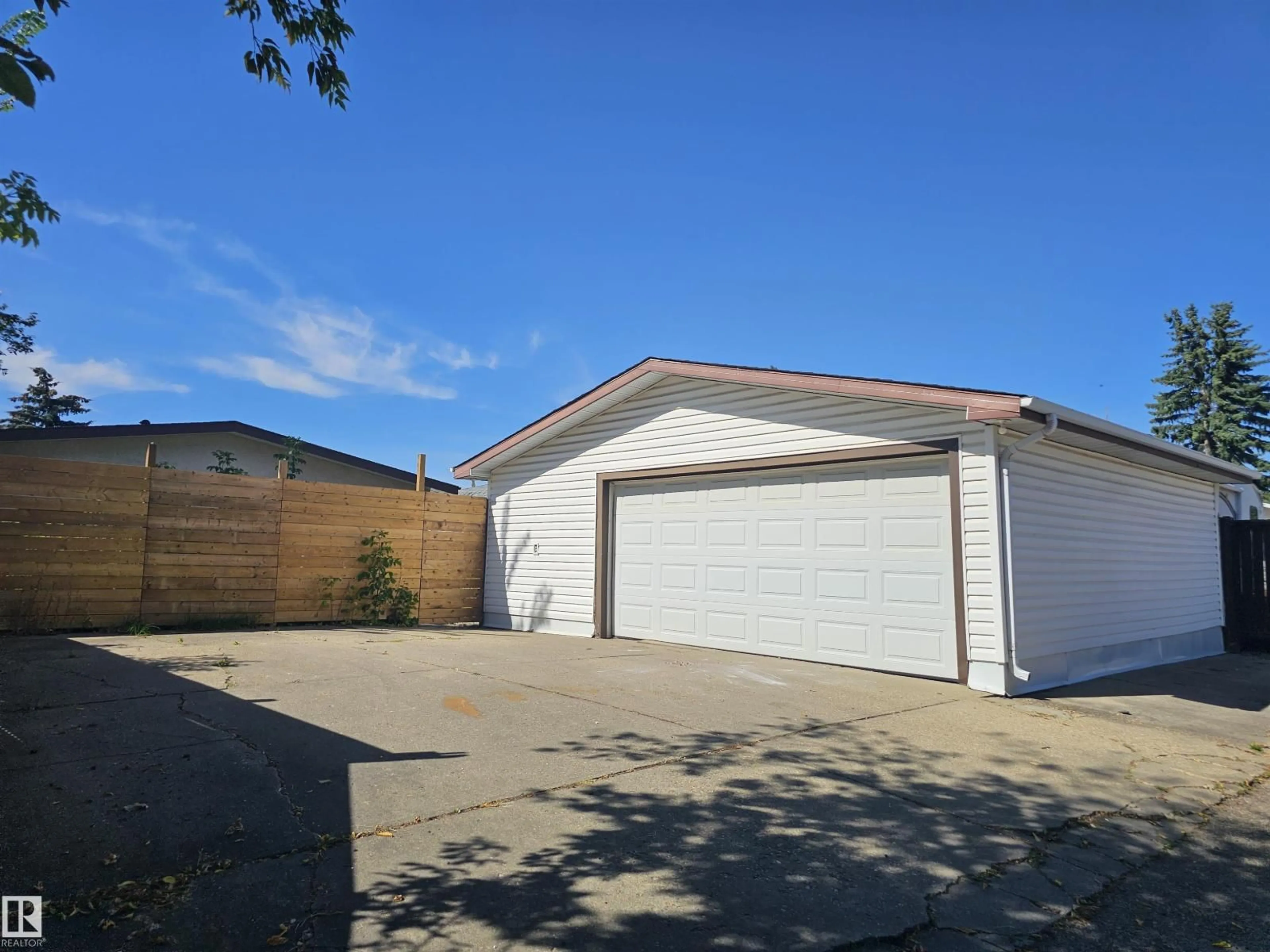 Indoor garage for 14211 77 ST, Edmonton Alberta T5C1E5