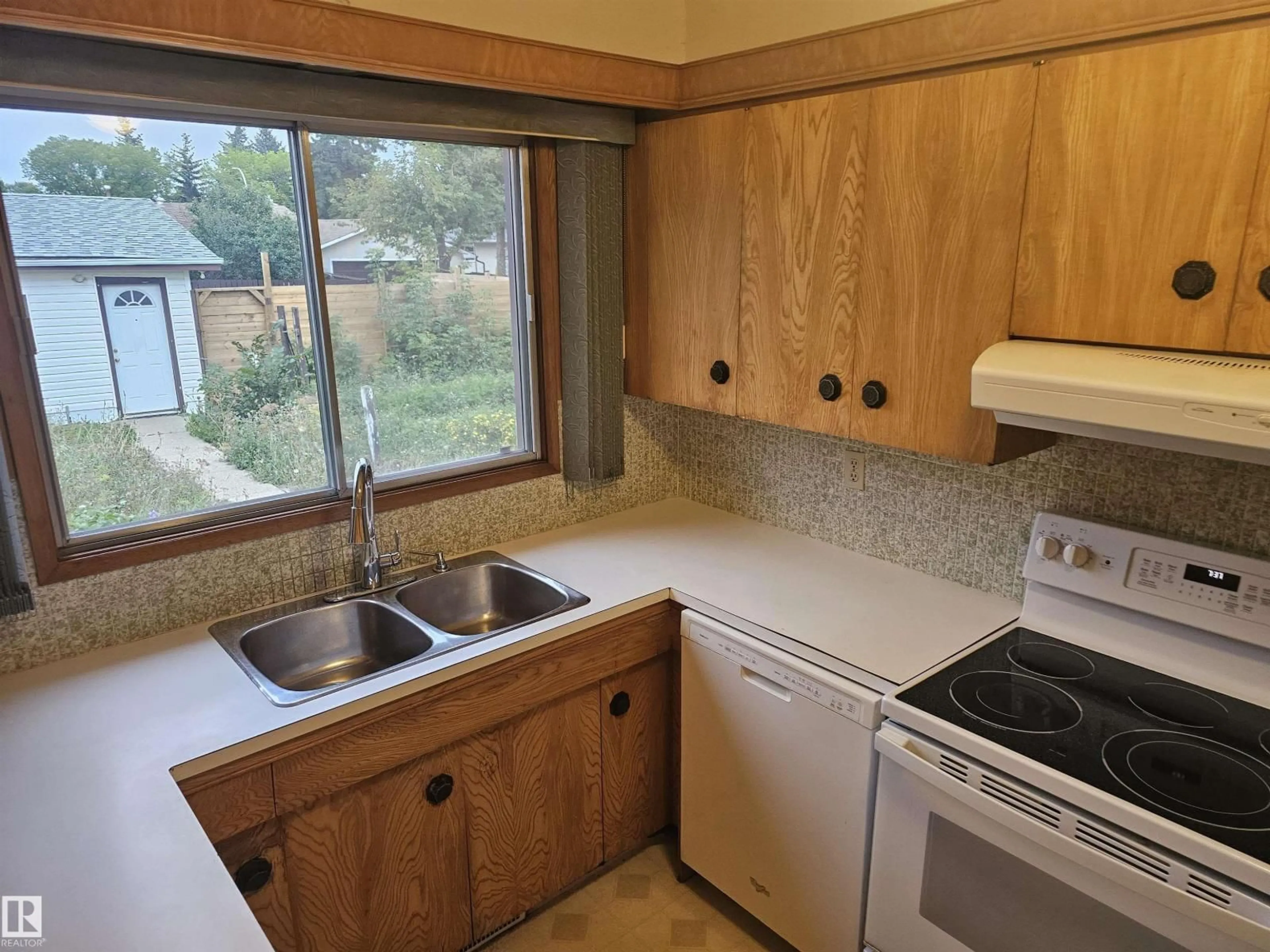 Standard kitchen, unknown for 14211 77 ST, Edmonton Alberta T5C1E5