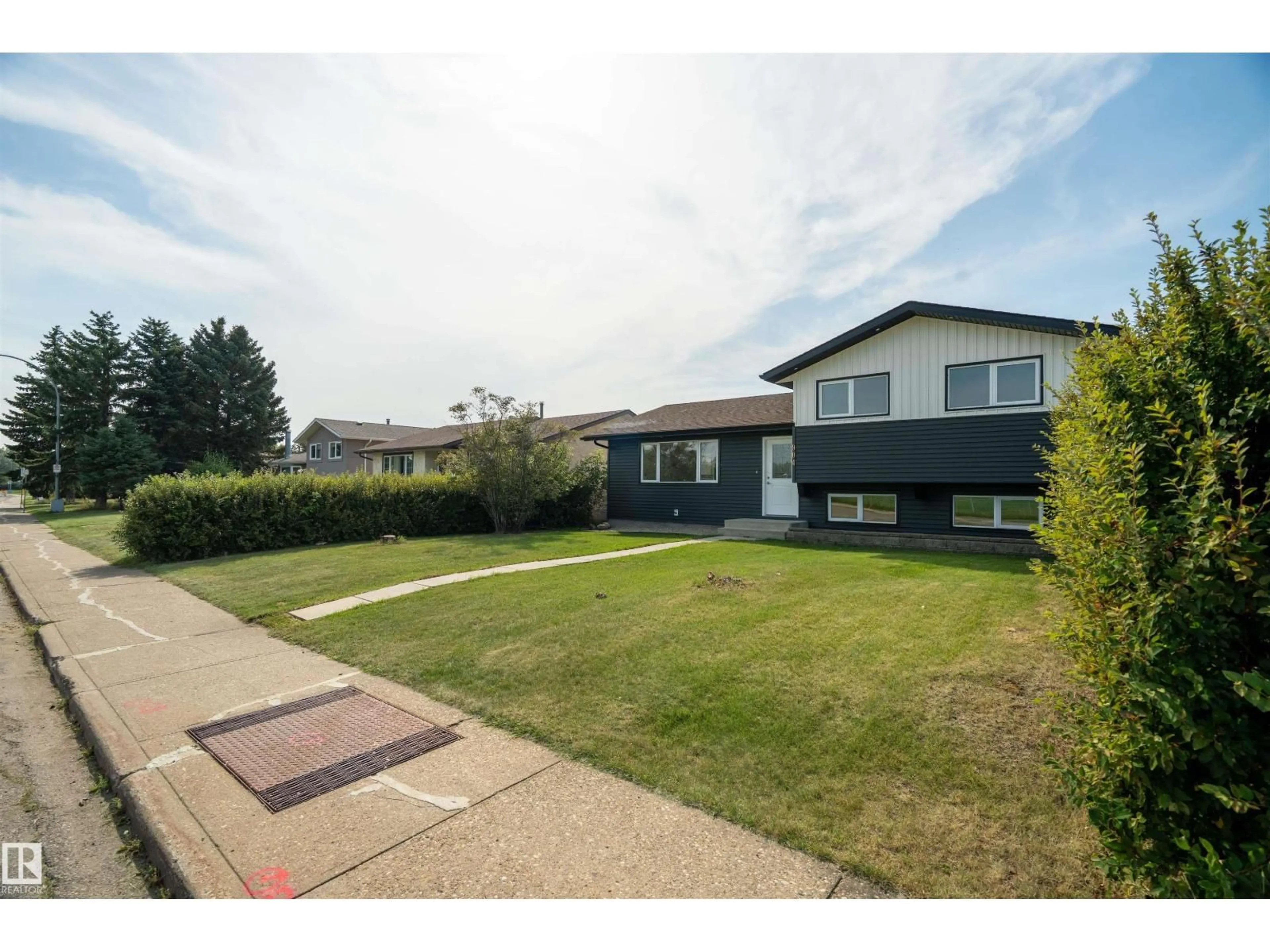 A pic from outside/outdoor area/front of a property/back of a property/a pic from drone, street for NW - 904 KNOTTWOOD S, Edmonton Alberta T6K3C3