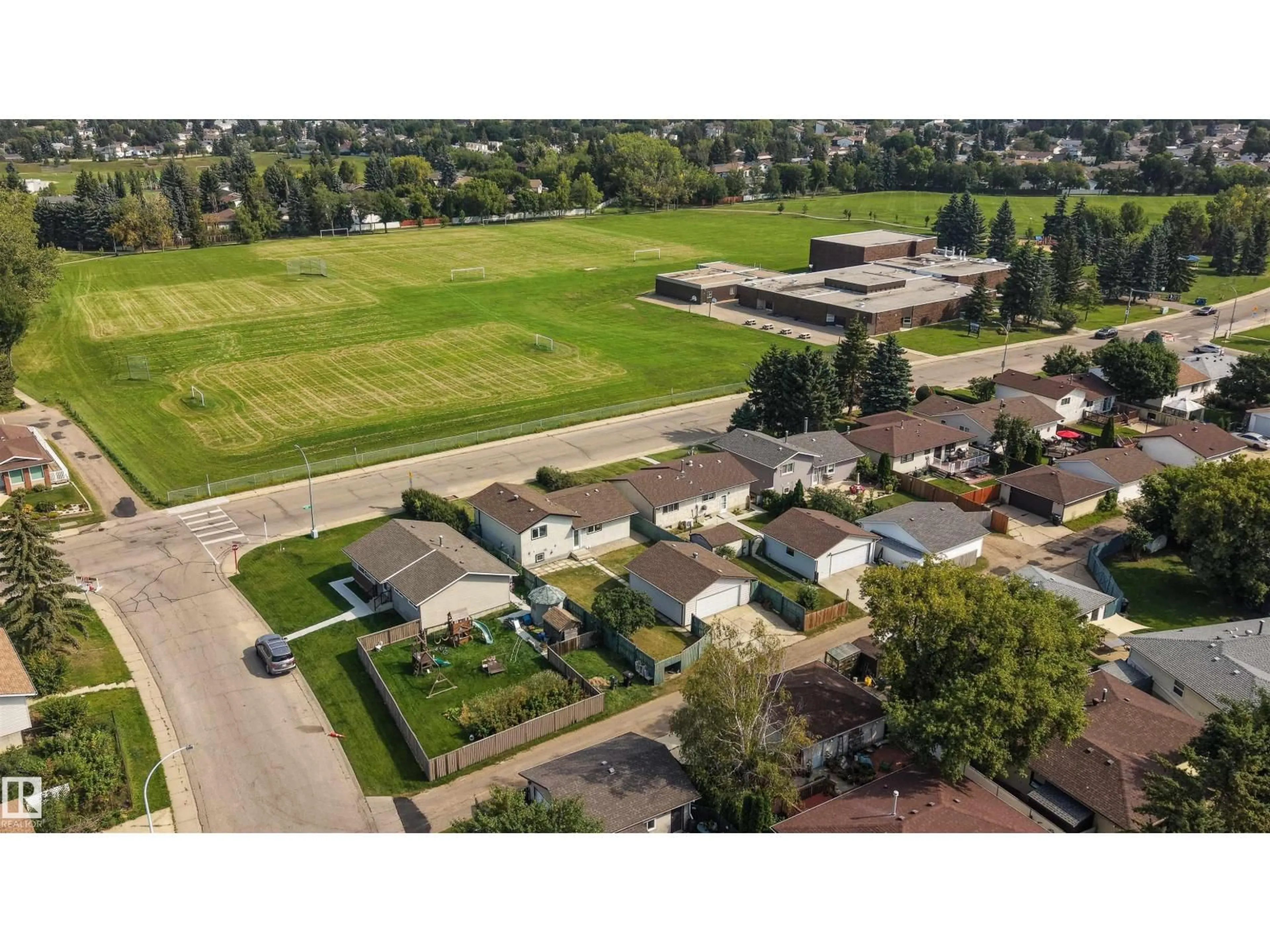 A pic from outside/outdoor area/front of a property/back of a property/a pic from drone, street for NW - 904 KNOTTWOOD S, Edmonton Alberta T6K3C3