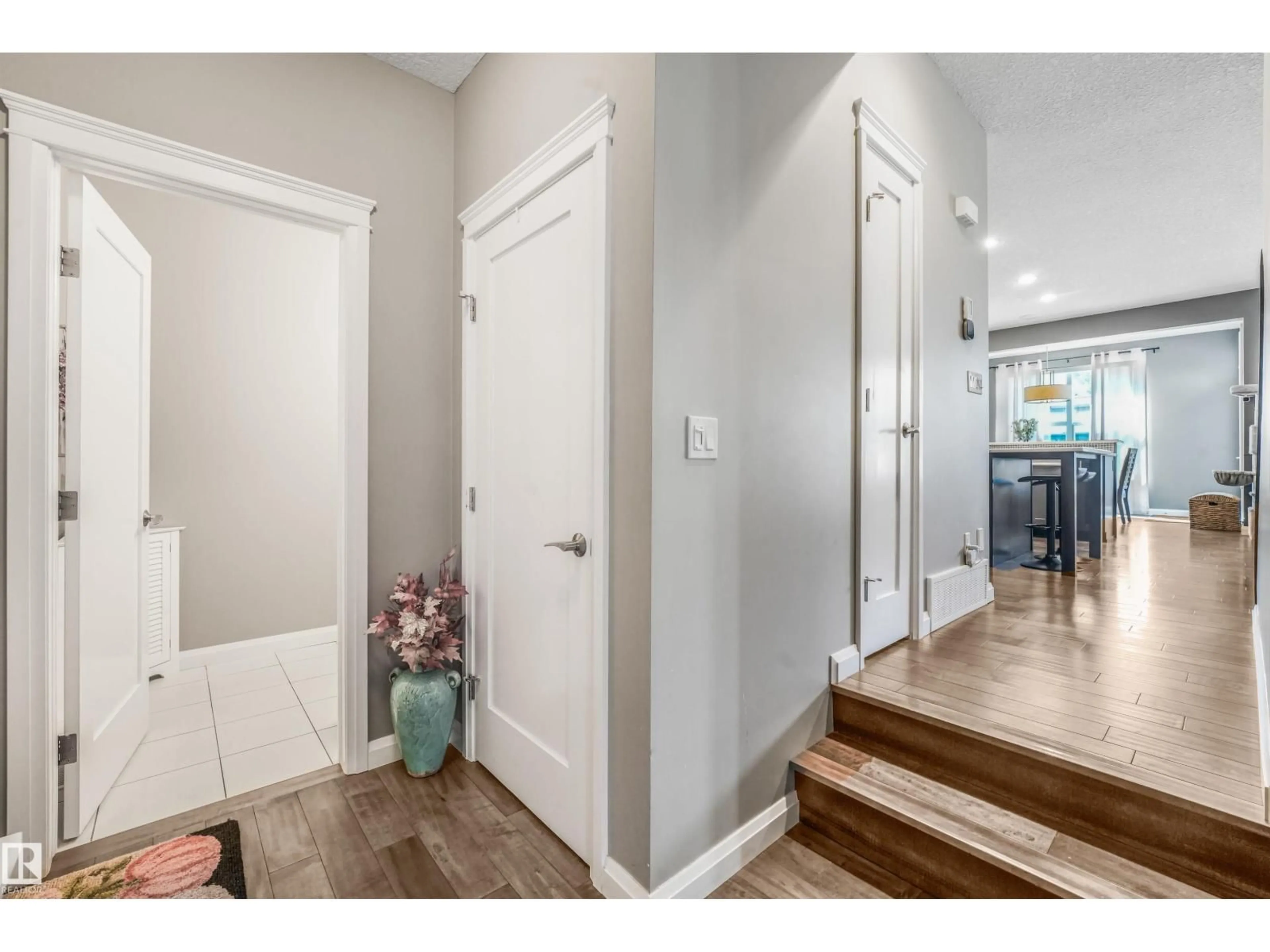 Indoor entryway for 22123 95 AV, Edmonton Alberta T5T4N3