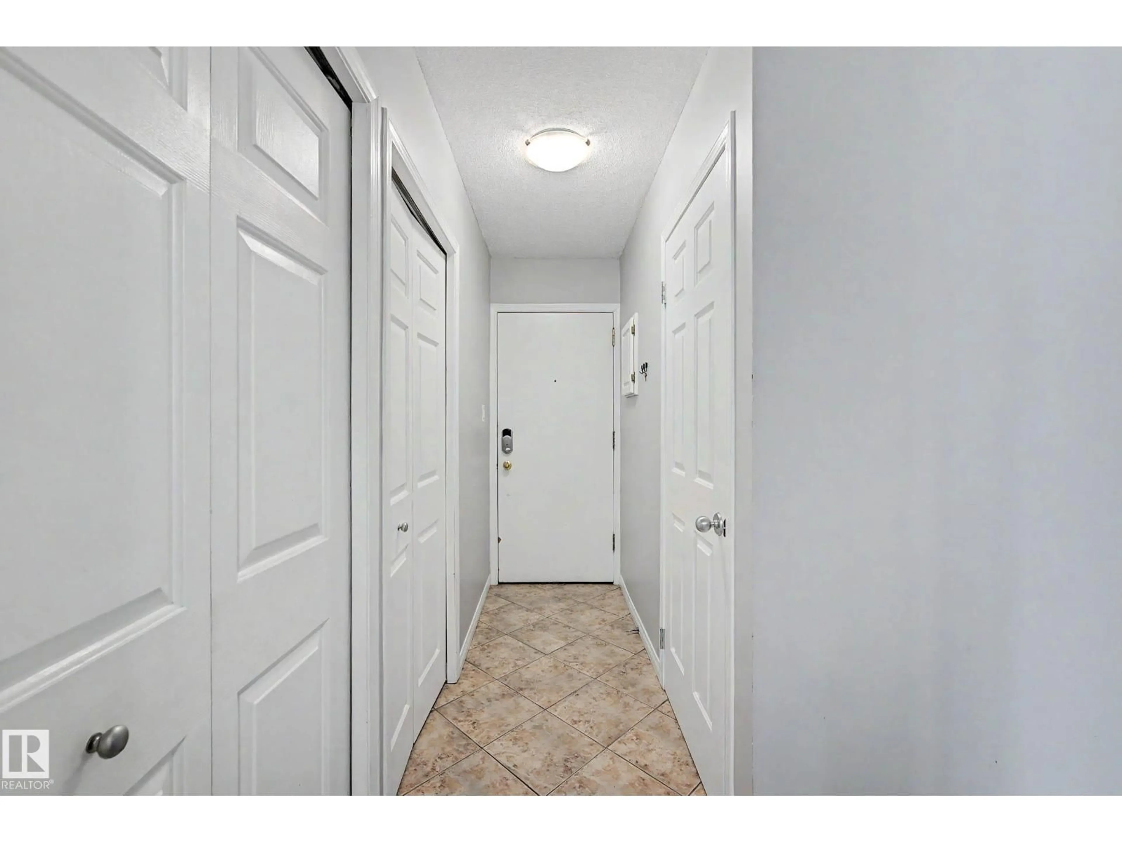 Indoor entryway for 16 - 11219 103A AV NW, Edmonton Alberta T5K2E4