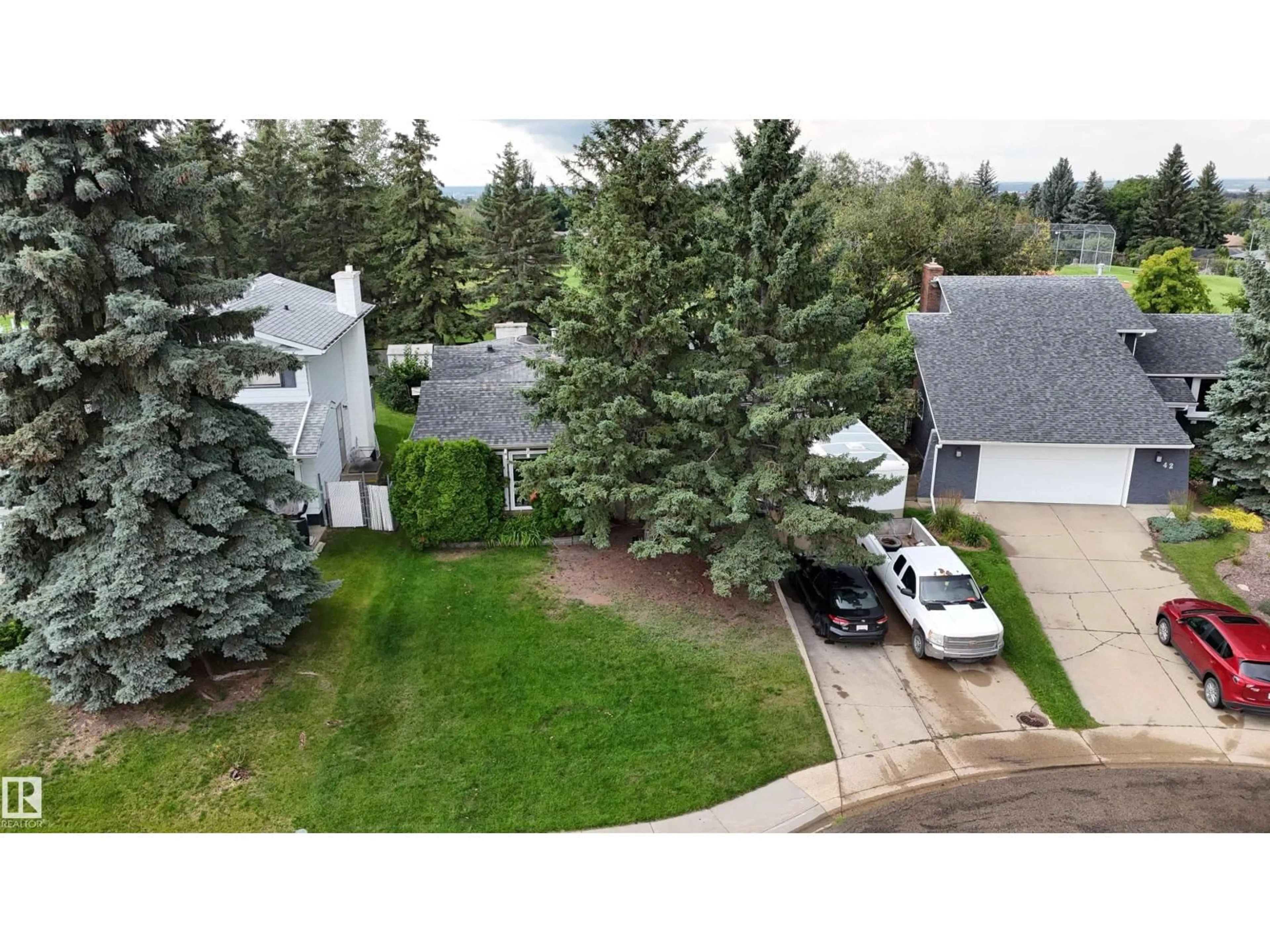 A pic from outside/outdoor area/front of a property/back of a property/a pic from drone, street for 40 GRANVILLE CR, Sherwood Park Alberta T8A3B8