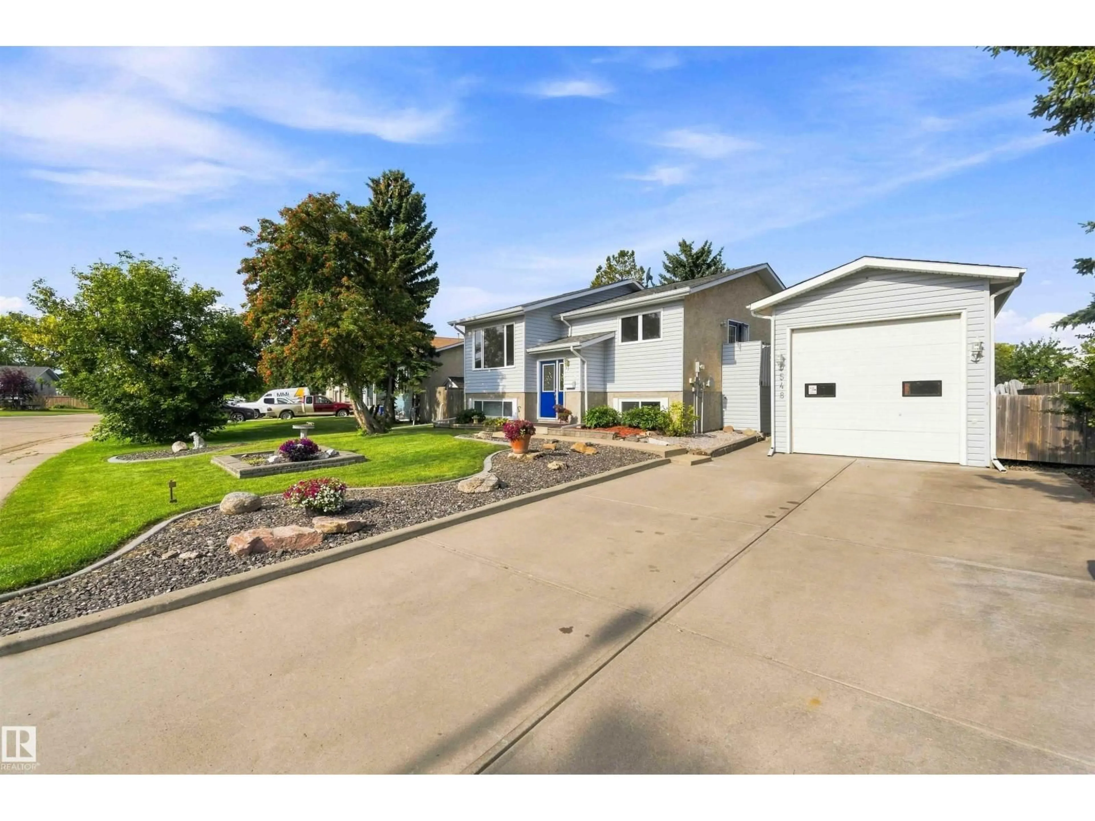 A pic from outside/outdoor area/front of a property/back of a property/a pic from drone, street for 548 SUNNYDALE RD, Morinville Alberta T8R1B8
