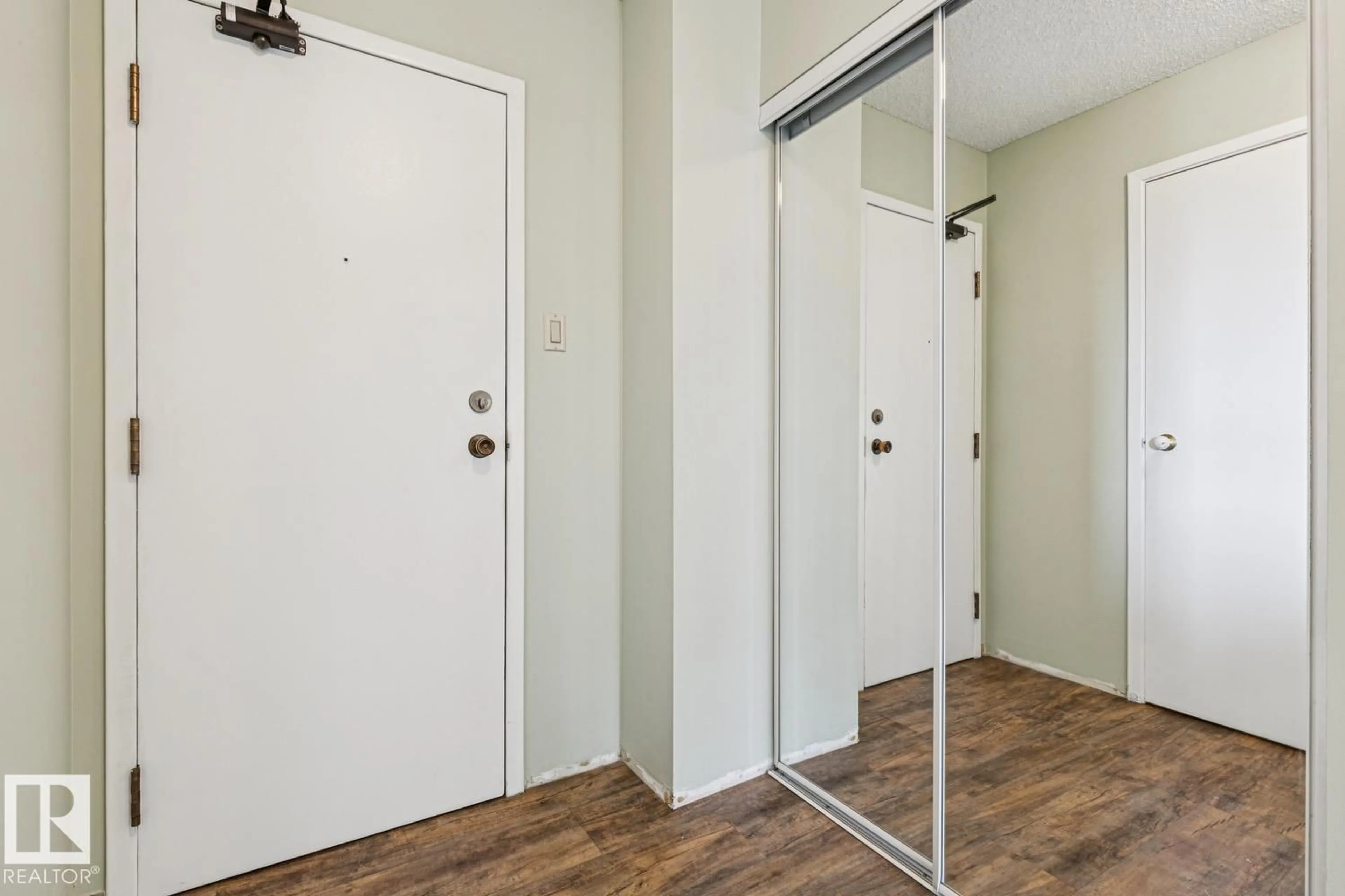 Indoor entryway for 9929 - 905 113 ST, Edmonton Alberta T5K2N9