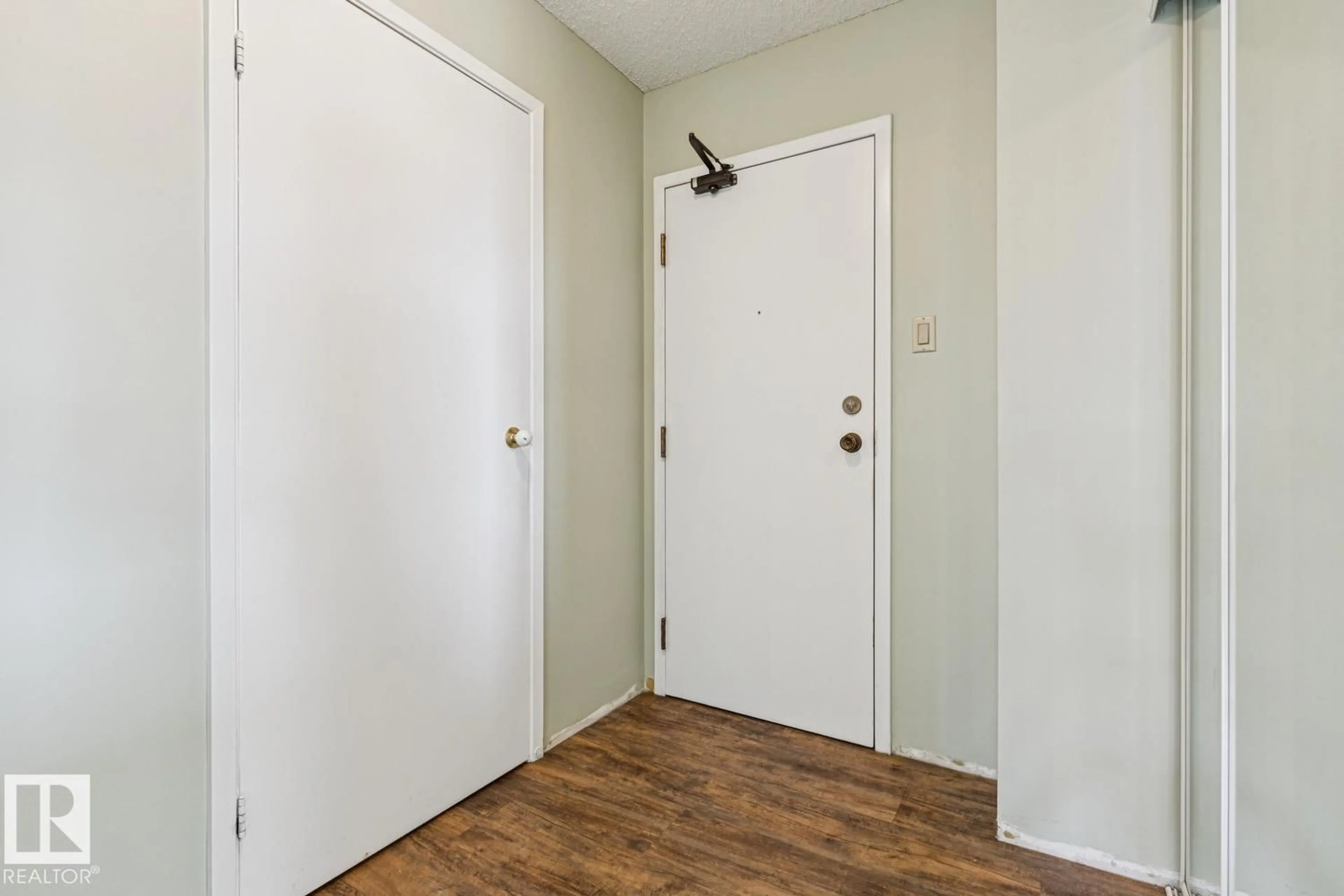 Indoor entryway for 9929 - 905 113 ST, Edmonton Alberta T5K2N9