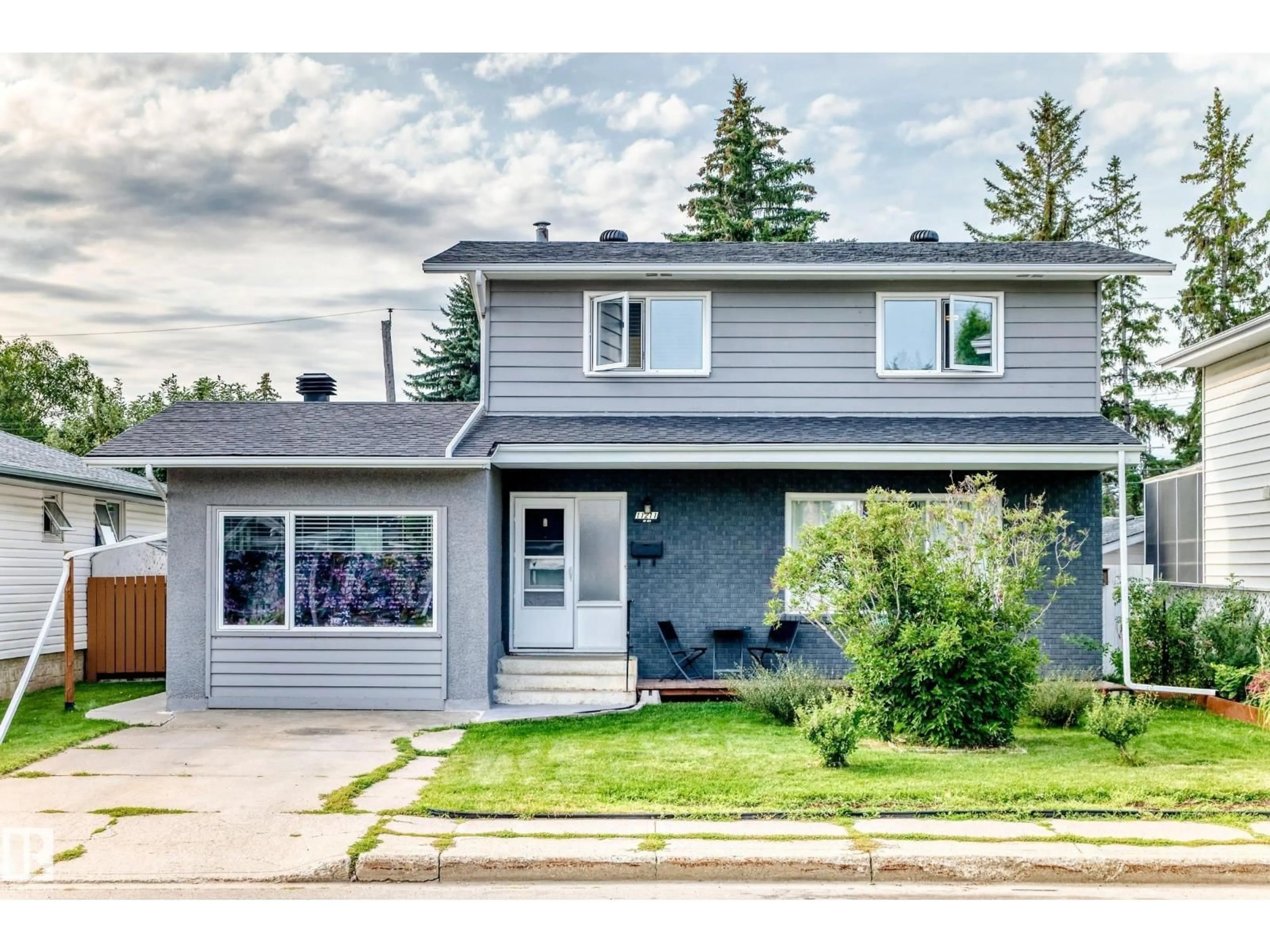Home with vinyl exterior material, street for 11211 40 AV, Edmonton Alberta T6J0P9