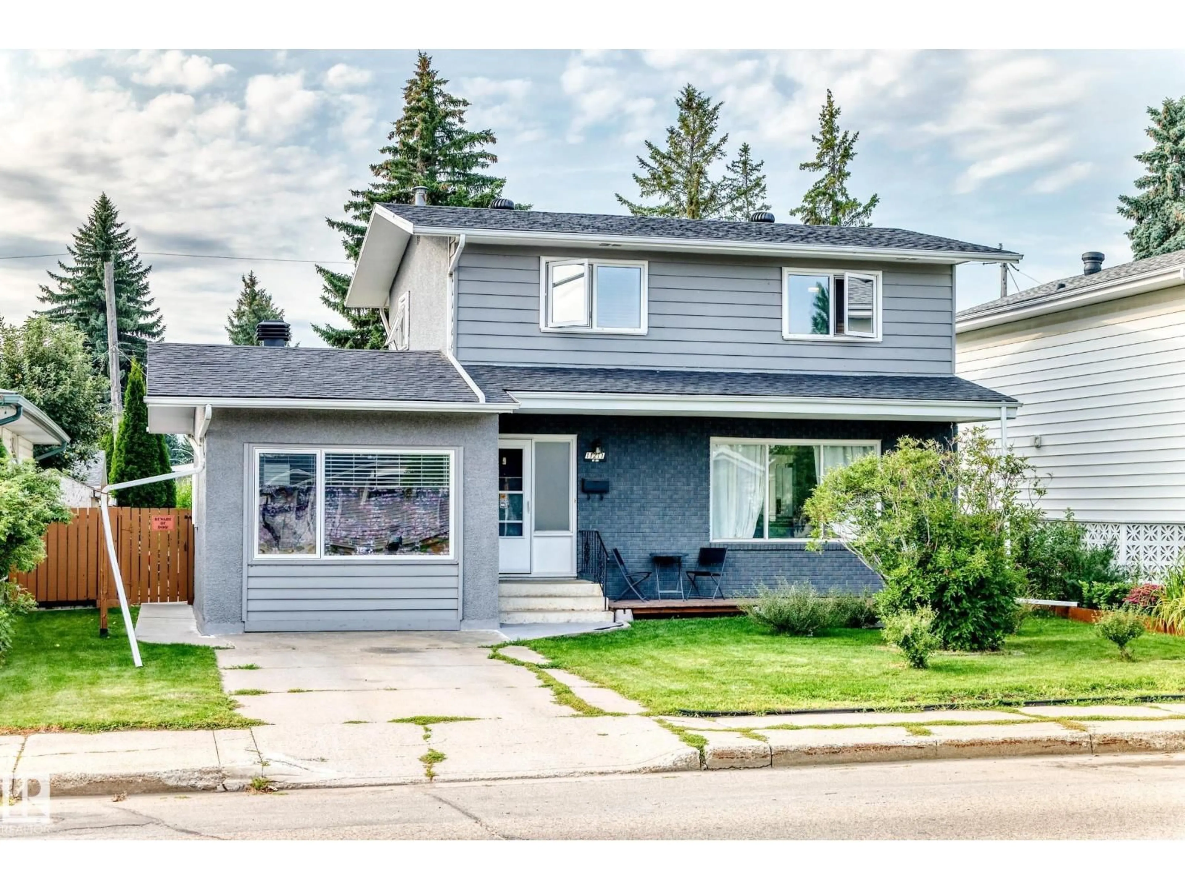 Home with vinyl exterior material, street for 11211 40 AV, Edmonton Alberta T6J0P9