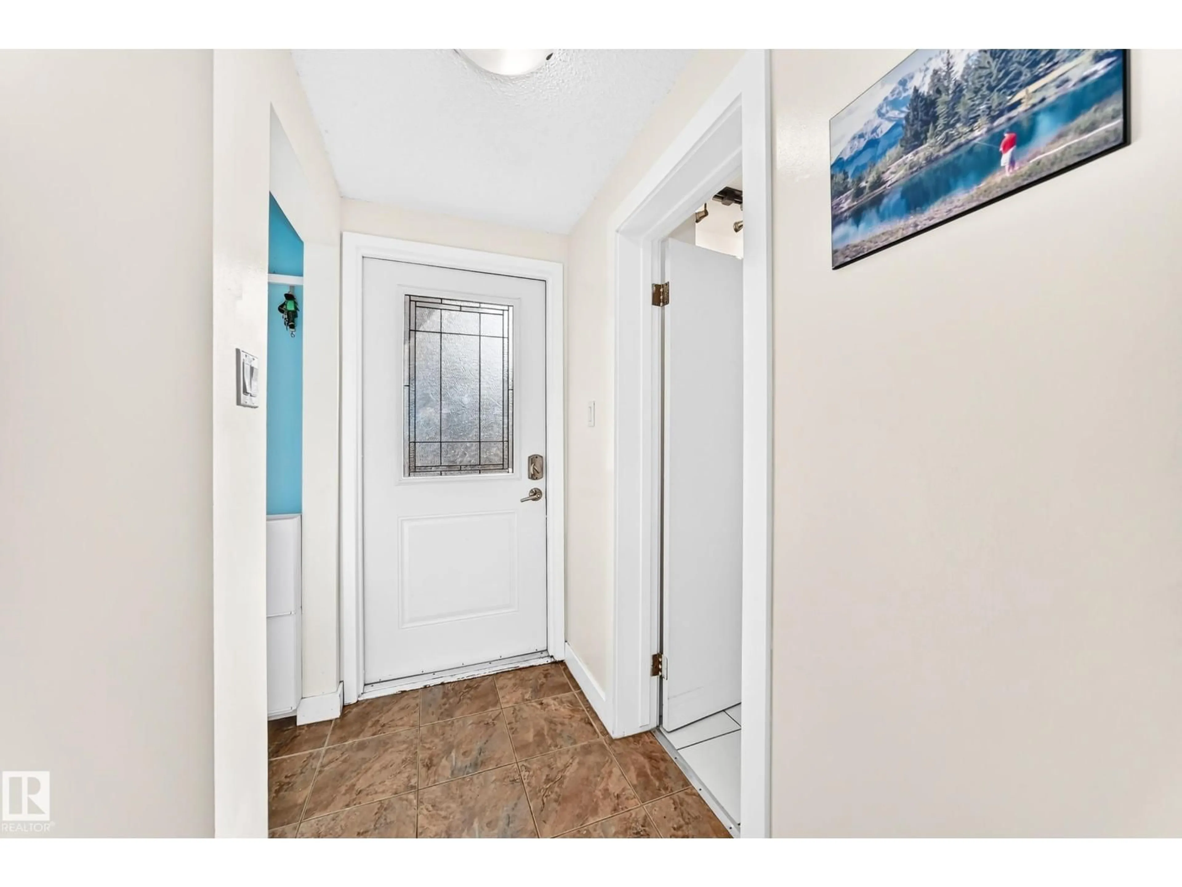 Indoor entryway for 11211 40 AV, Edmonton Alberta T6J0P9