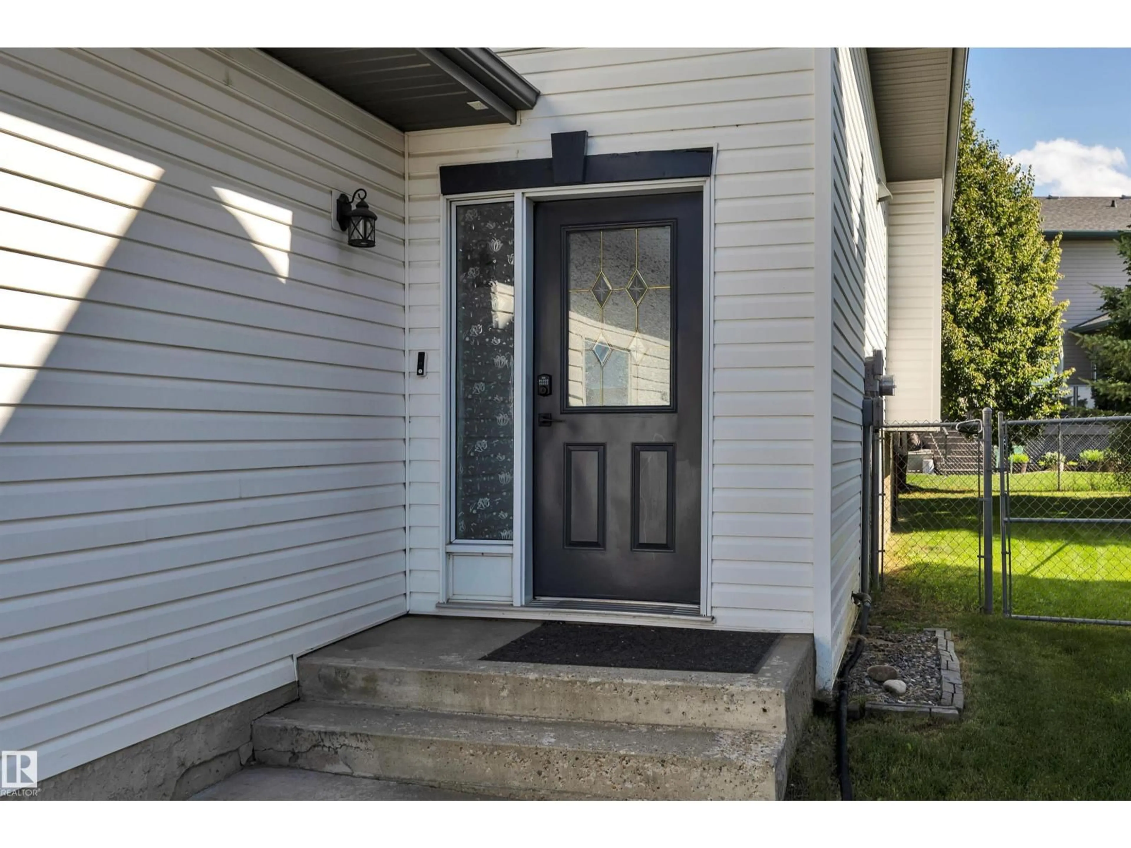 Indoor entryway for 32 MEADOWVIEW DR, Leduc Alberta T9E8E4