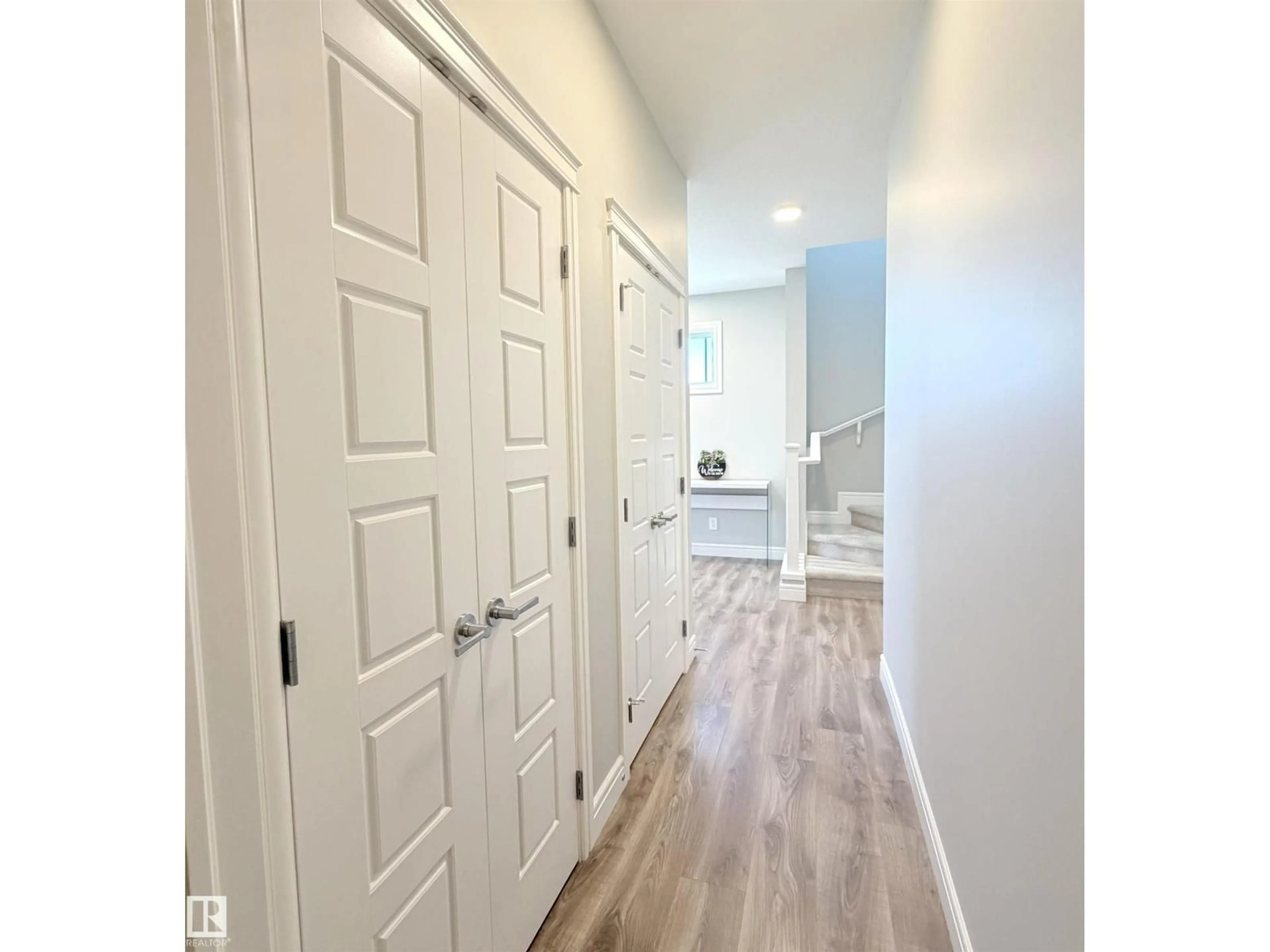 Indoor entryway for 1003 GOLDFINCH WY, Edmonton Alberta T5S0P9