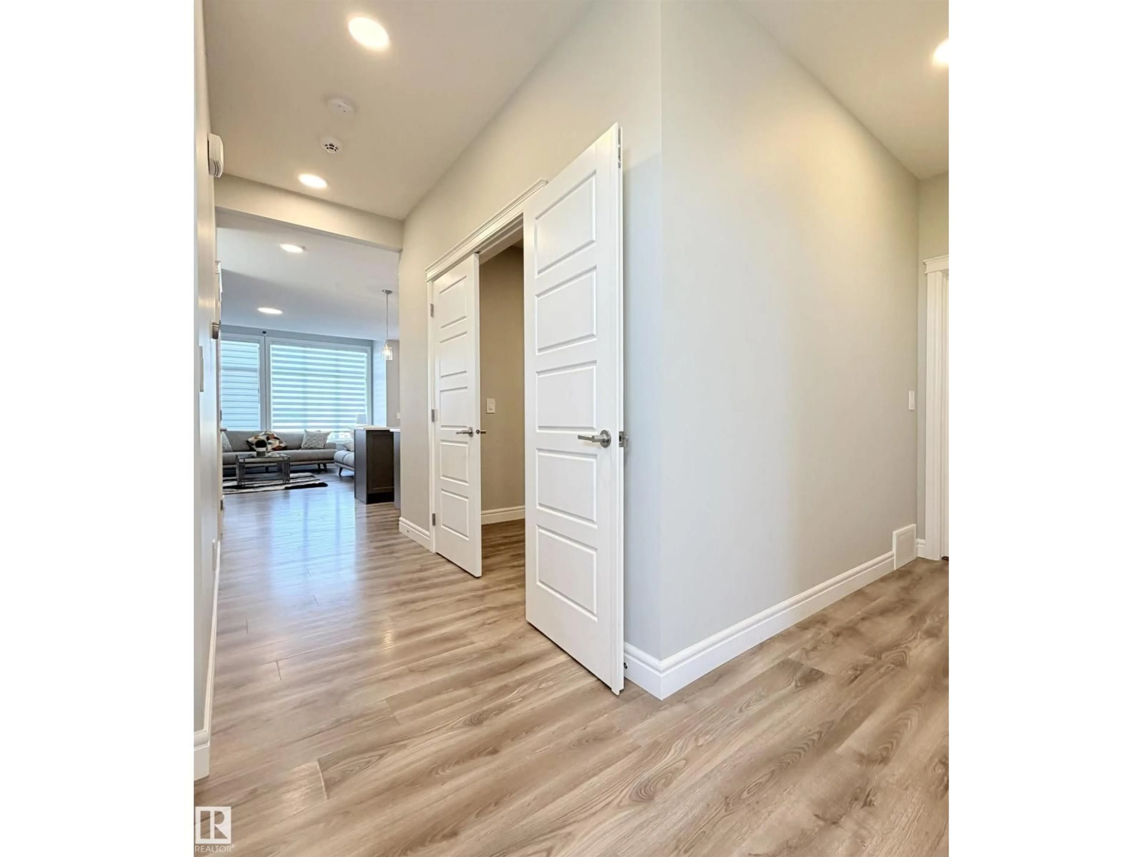 Indoor entryway for 1003 GOLDFINCH WY, Edmonton Alberta T5S0P9