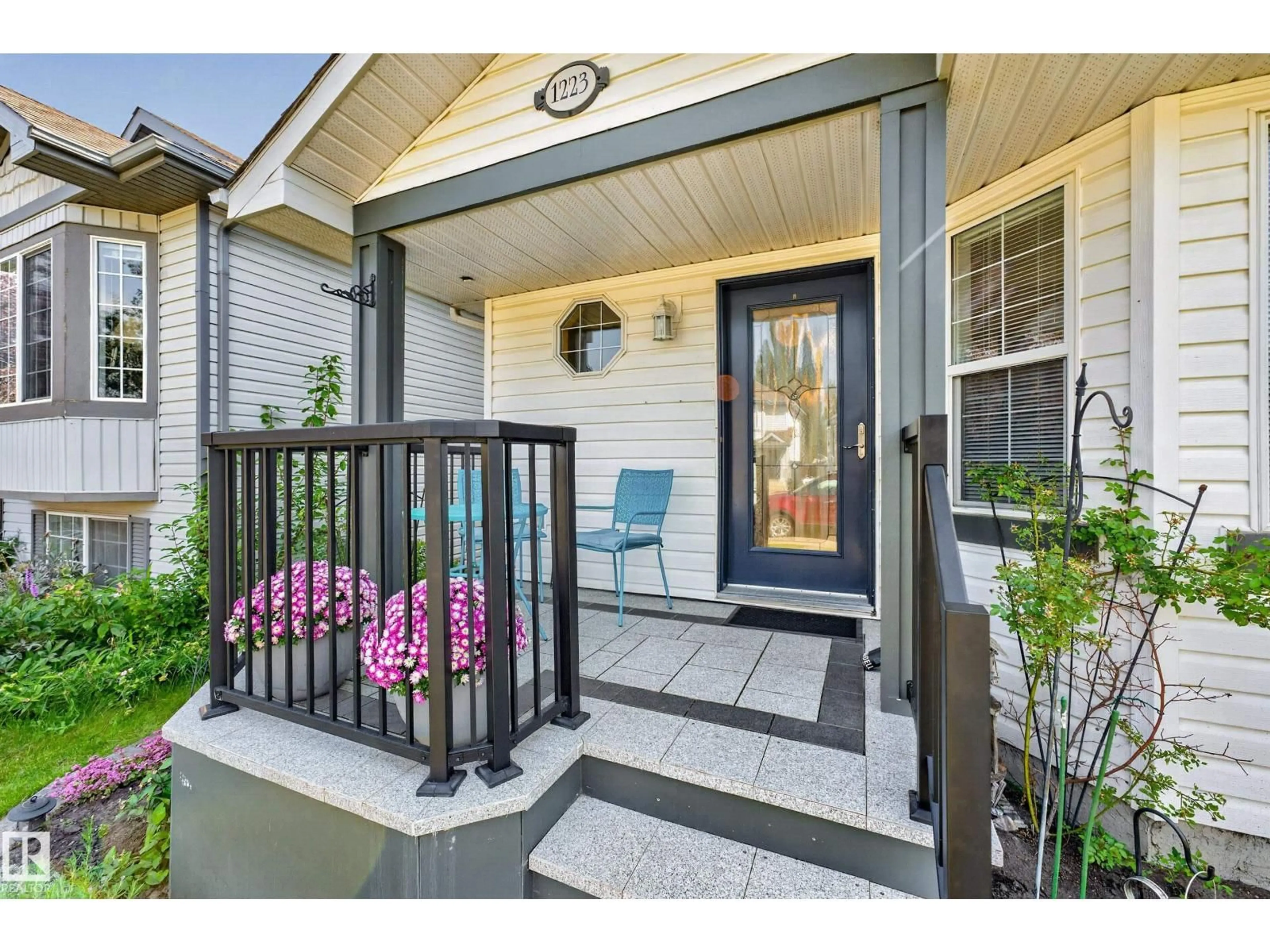 Indoor entryway for 1223 GILLESPIE CR, Edmonton Alberta T5T6M6