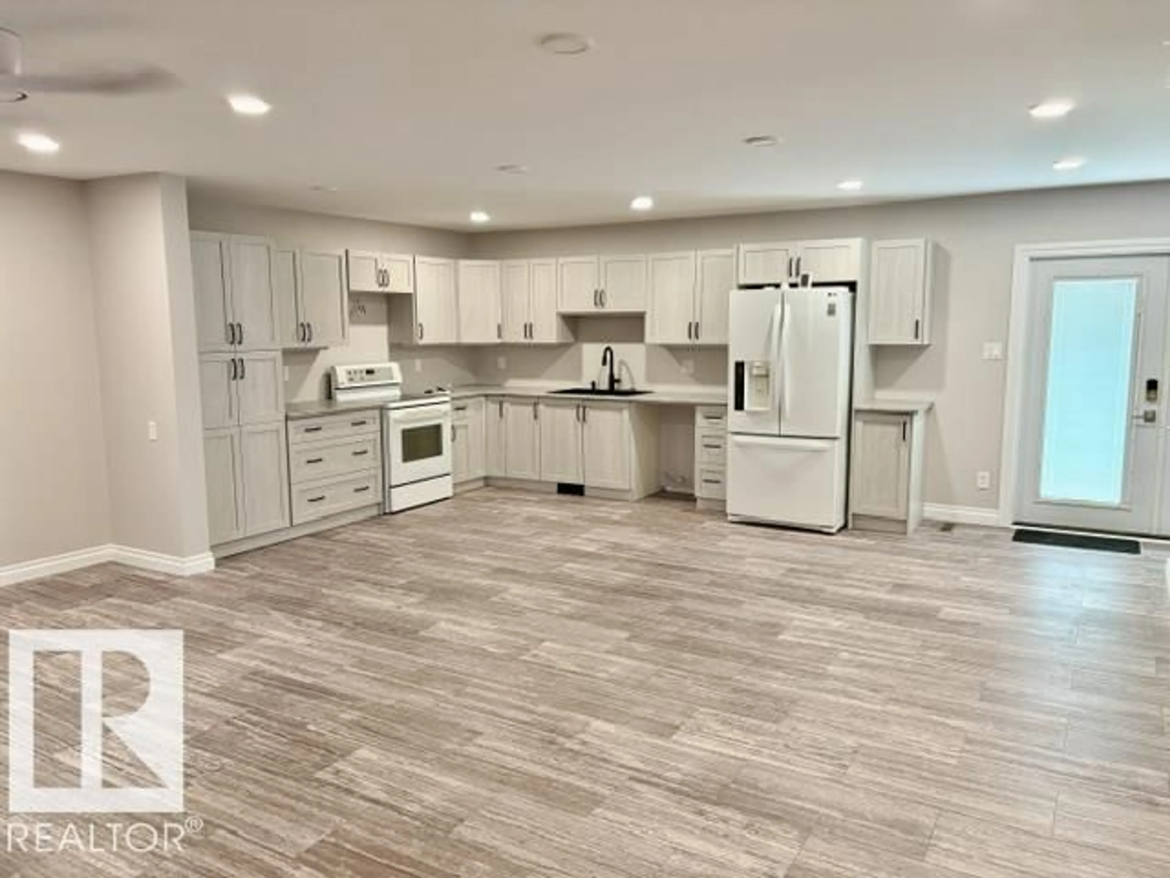 Open concept kitchen, ceramic/tile floor for 5133 45A AV, Vegreville Alberta T9C1L4