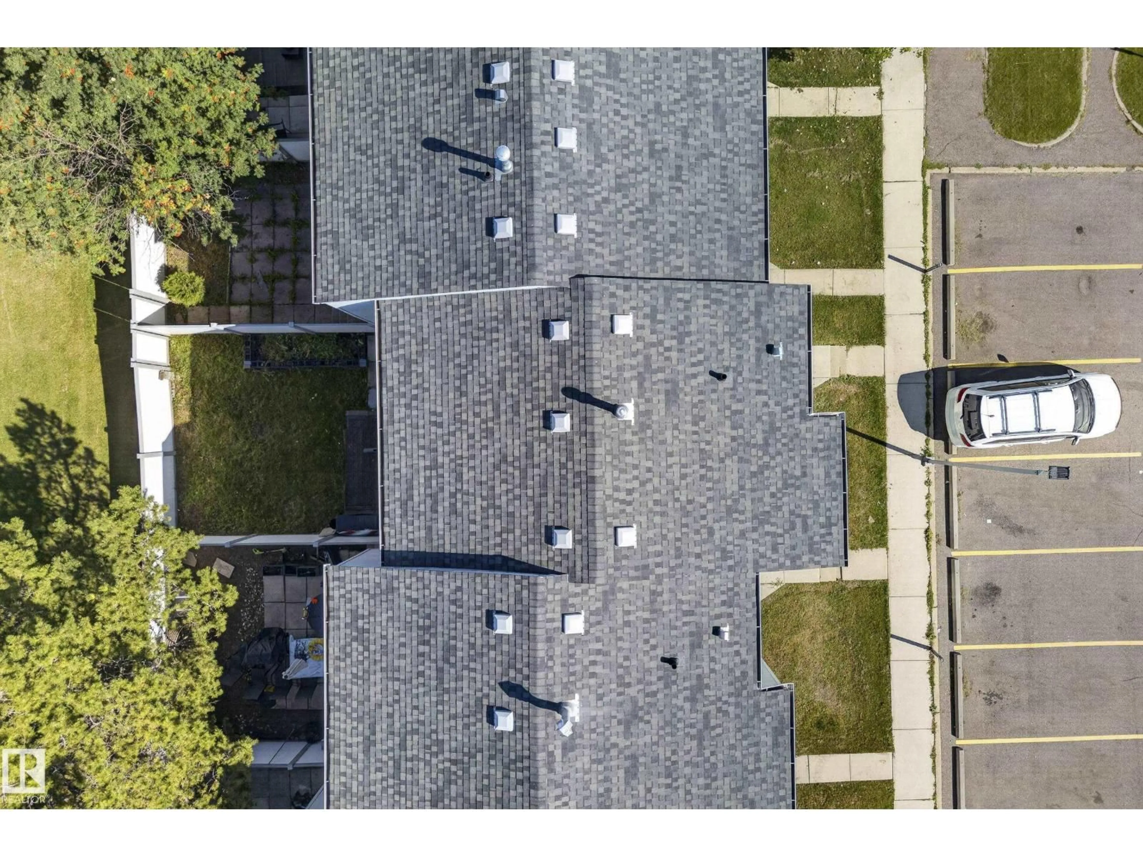 A pic from outside/outdoor area/front of a property/back of a property/a pic from drone, street for 141 DICKINSFIELD CO, Edmonton Alberta T5E5V8