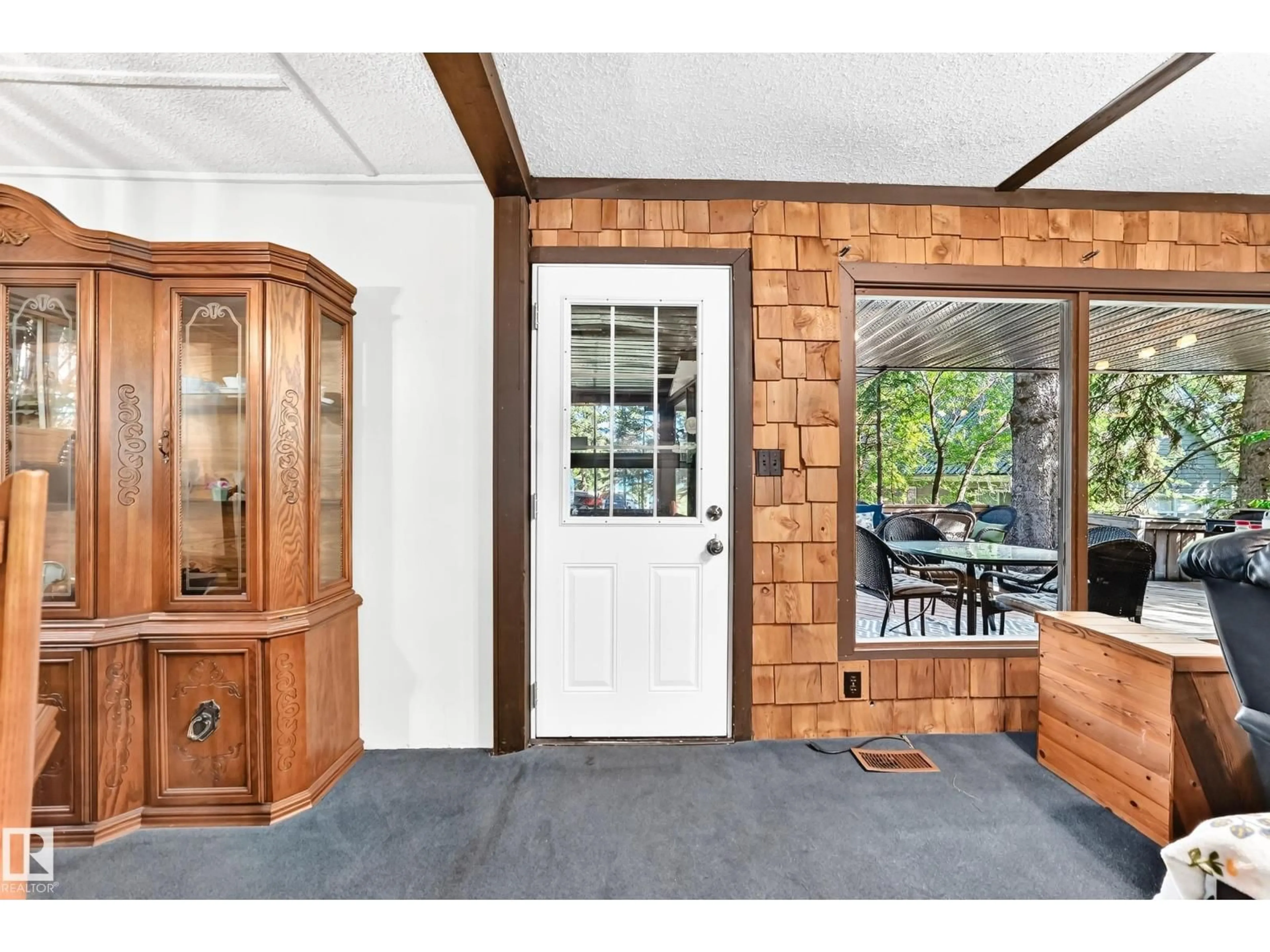 Indoor entryway for S - 141 5 ST, Rural Parkland County Alberta T0E0B9