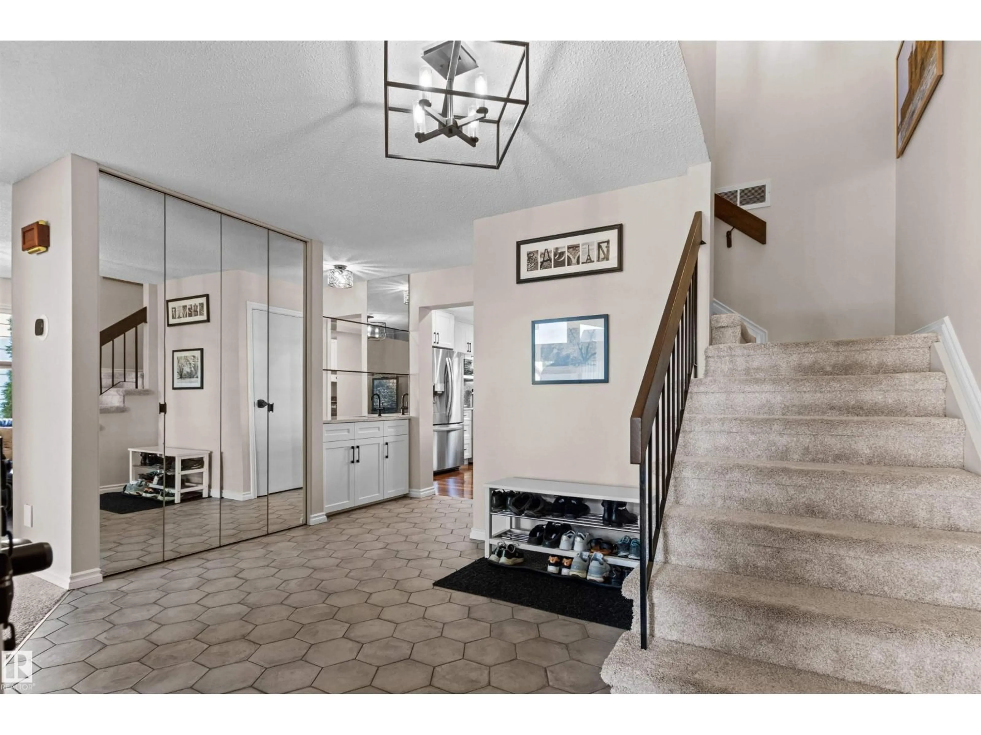 Indoor entryway for 11118 23A AV, Edmonton Alberta T6J4N9