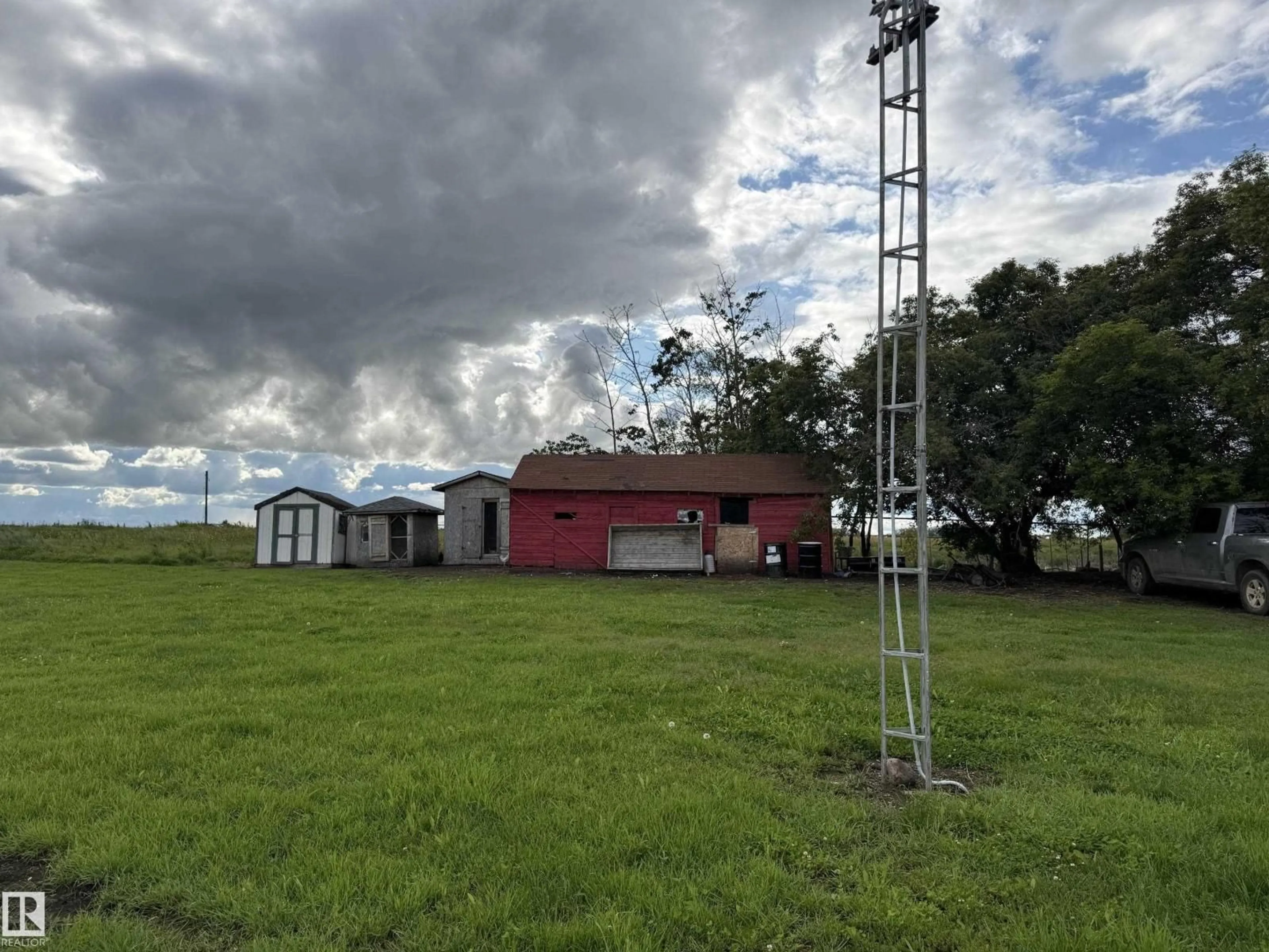 A pic from outside/outdoor area/front of a property/back of a property/a pic from drone, building for 555022 RGE RD 152, Rural Two Hills County Alberta T0B4K0