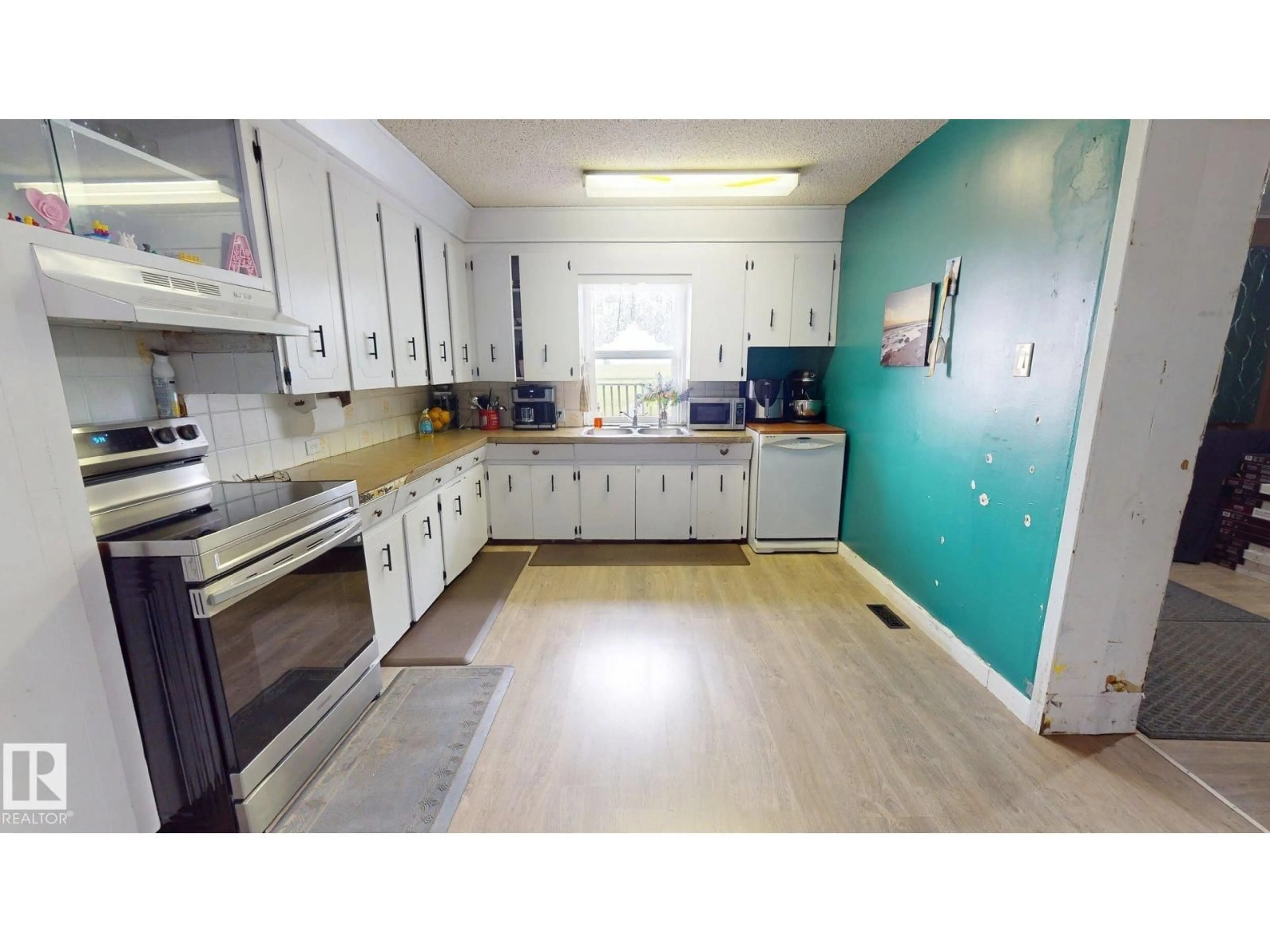 Standard kitchen, unknown for 555022 RGE RD 152, Rural Two Hills County Alberta T0B4K0