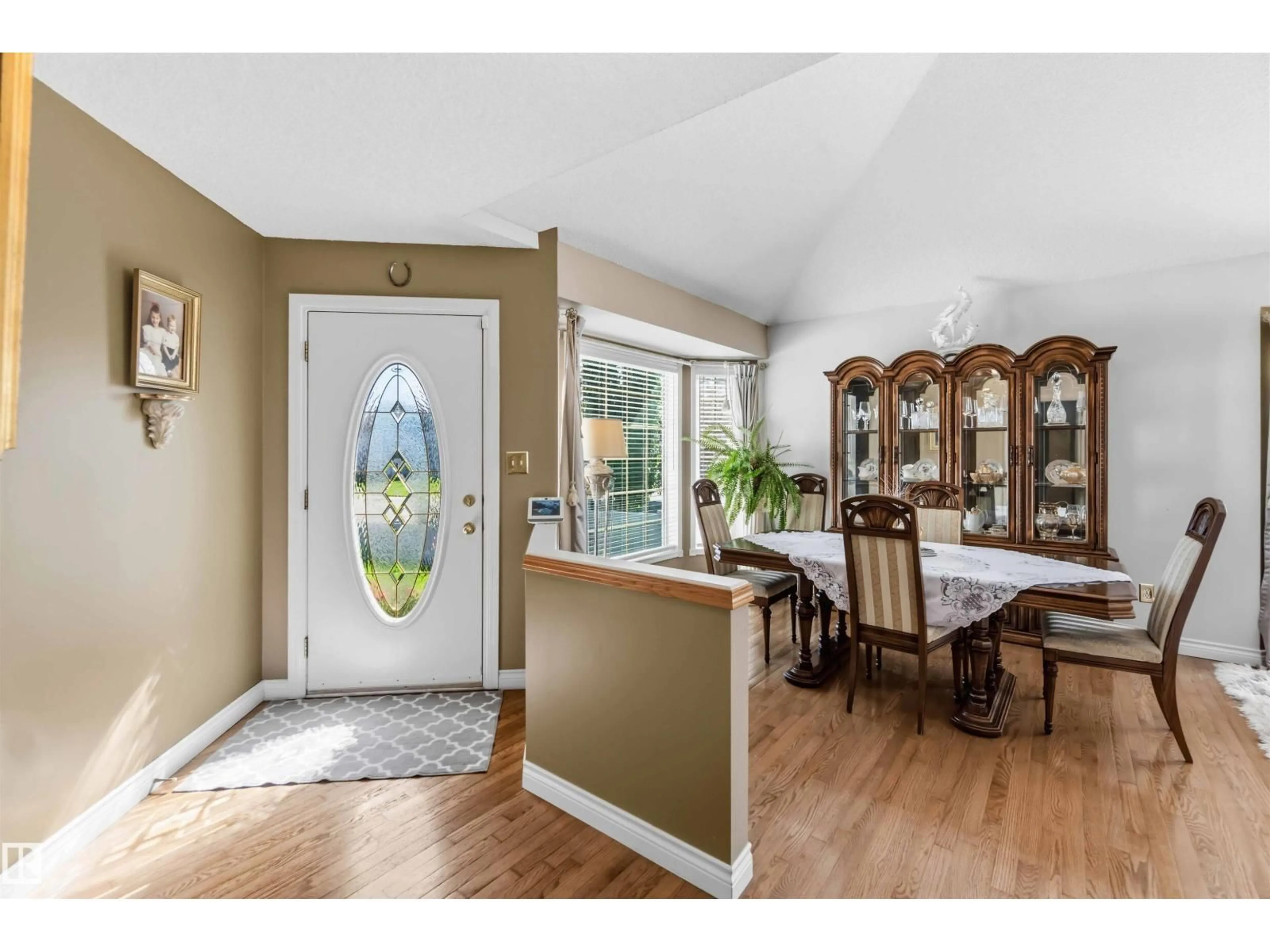 Indoor entryway for 522 KLARVATTEN LAKE WD, Edmonton Alberta T5Z3E4