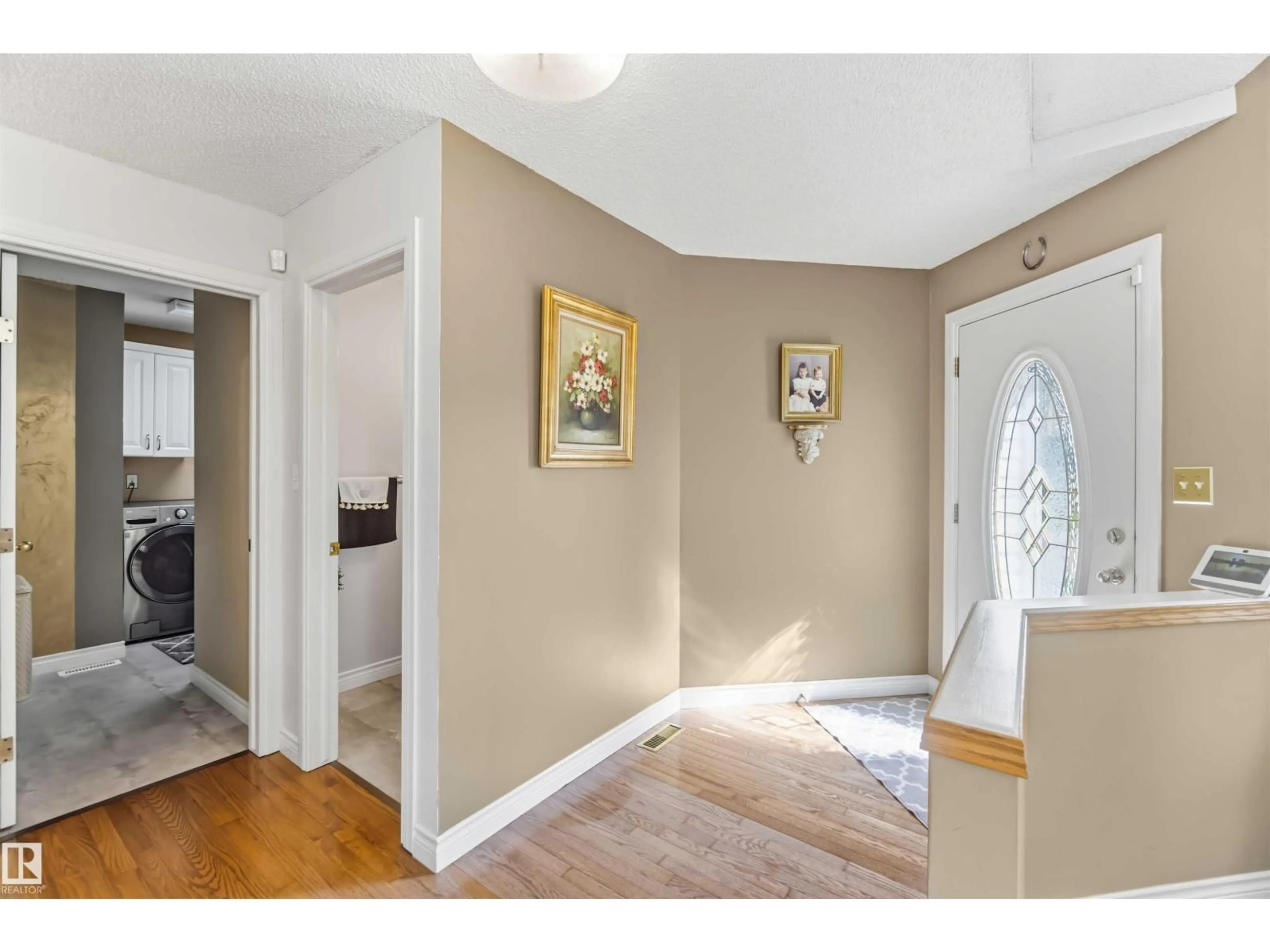 Indoor entryway for 522 KLARVATTEN LAKE WD, Edmonton Alberta T5Z3E4