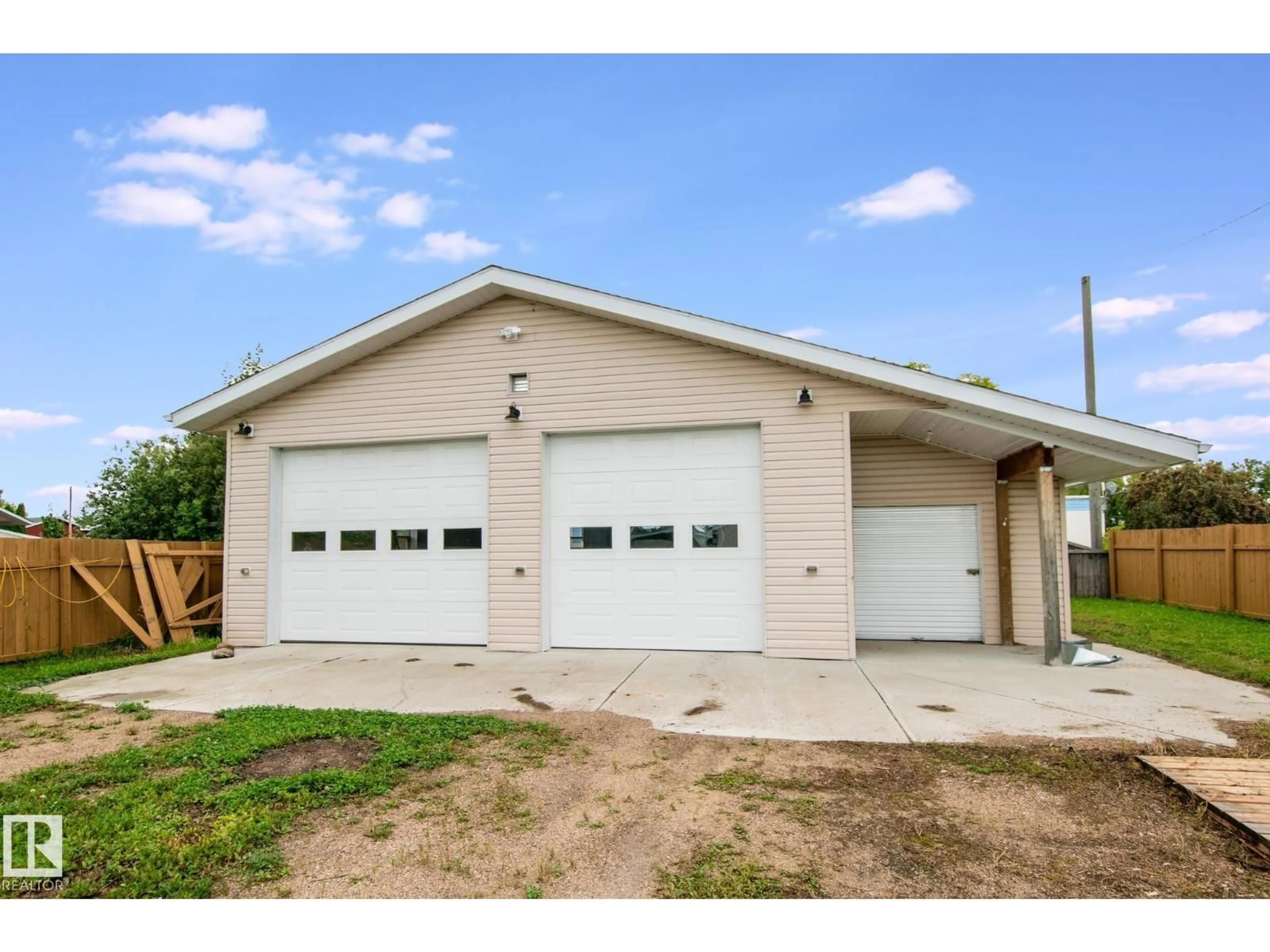 Indoor garage for 4805 50 ST, Ardmore Alberta T0A0B0