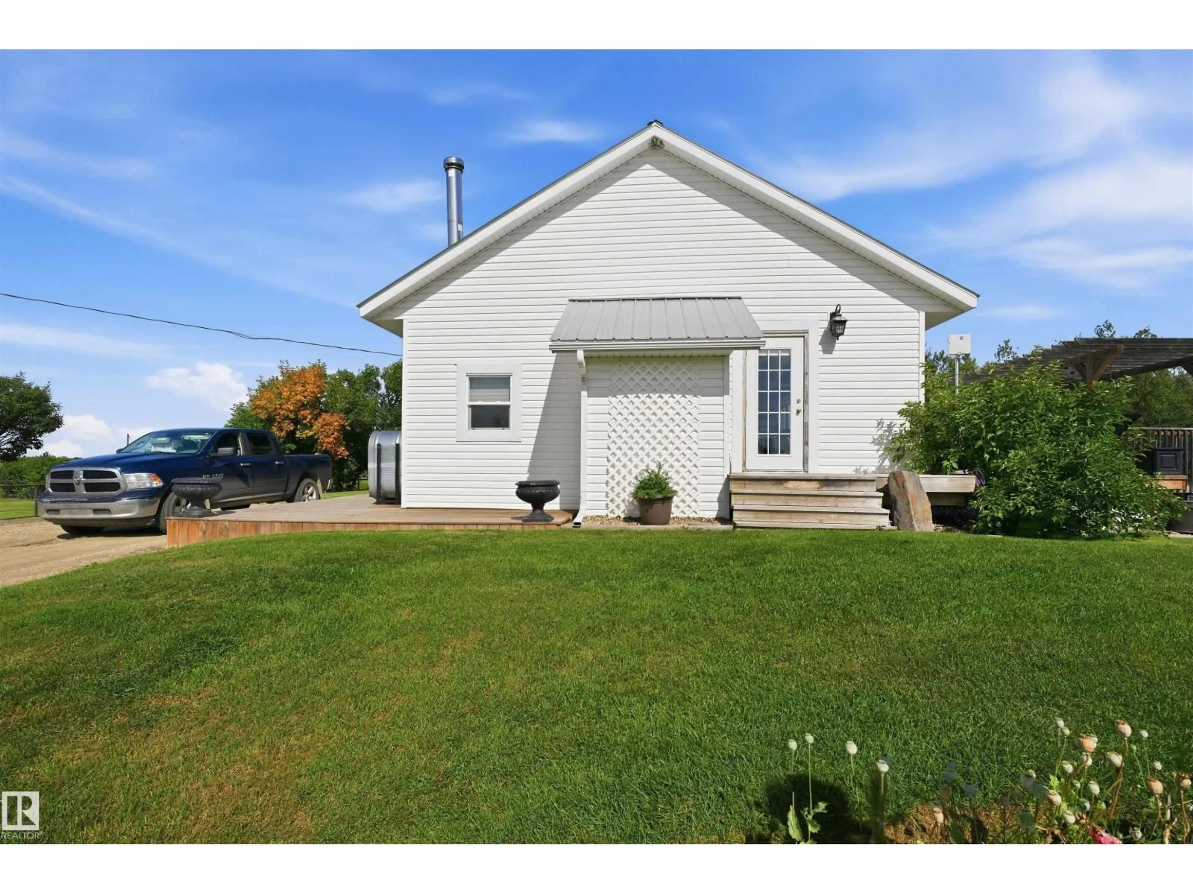 Home with vinyl exterior material, building for 56502 RGE ROAD 33, Rural Lac Ste. Anne County Alberta T0E1V0
