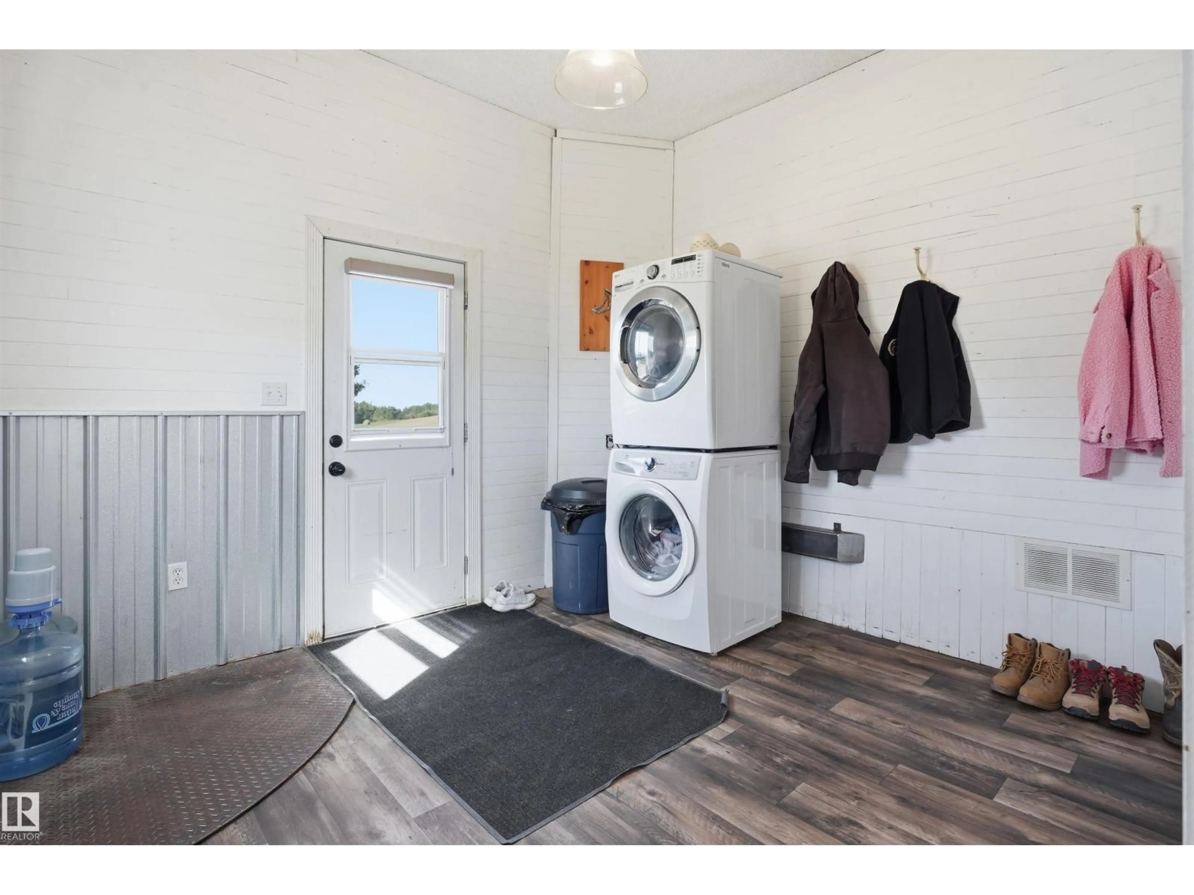 Laundry room for 56502 RGE ROAD 33, Rural Lac Ste. Anne County Alberta T0E1V0