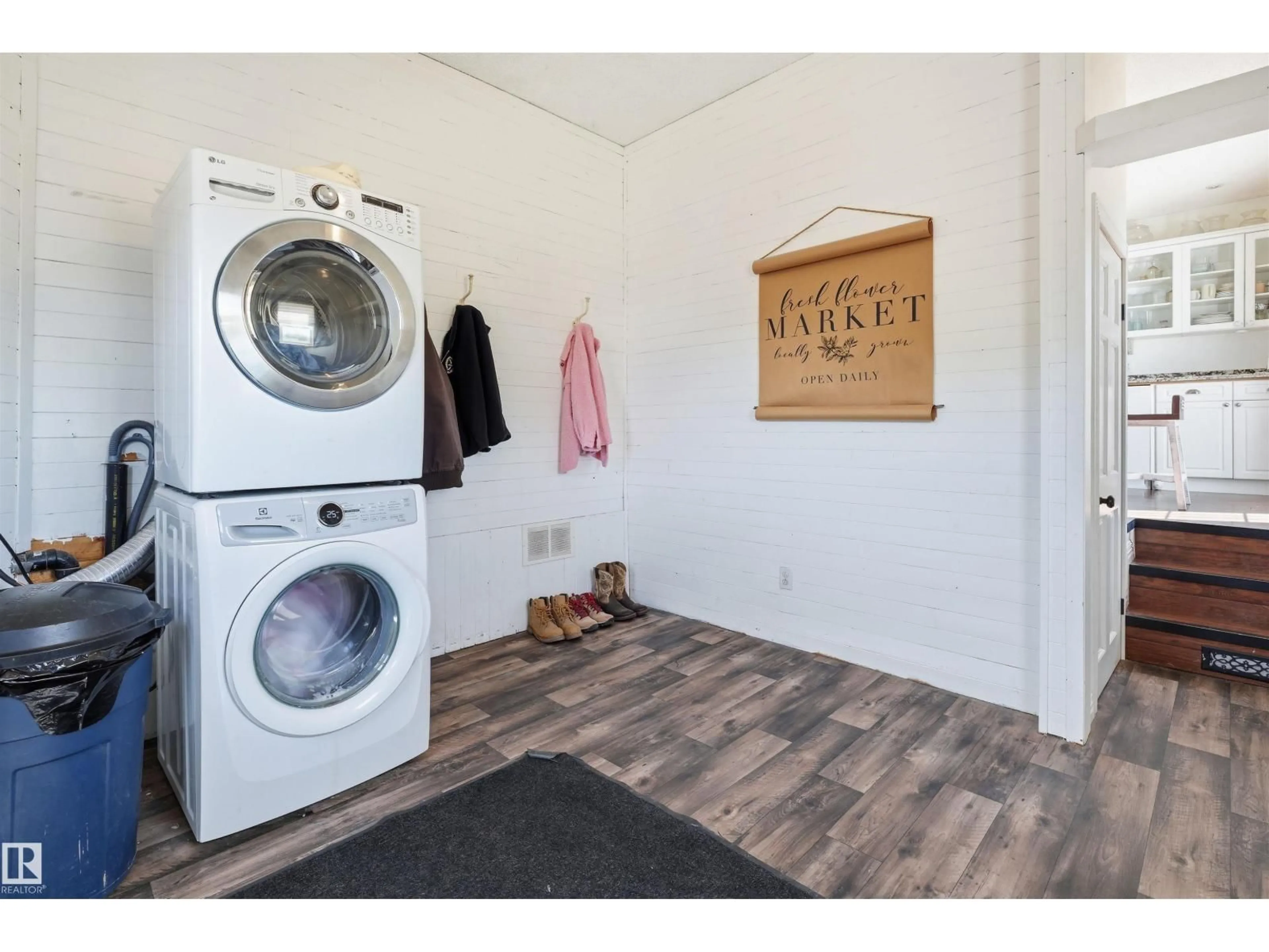 Laundry room for 56502 RGE ROAD 33, Rural Lac Ste. Anne County Alberta T0E1V0