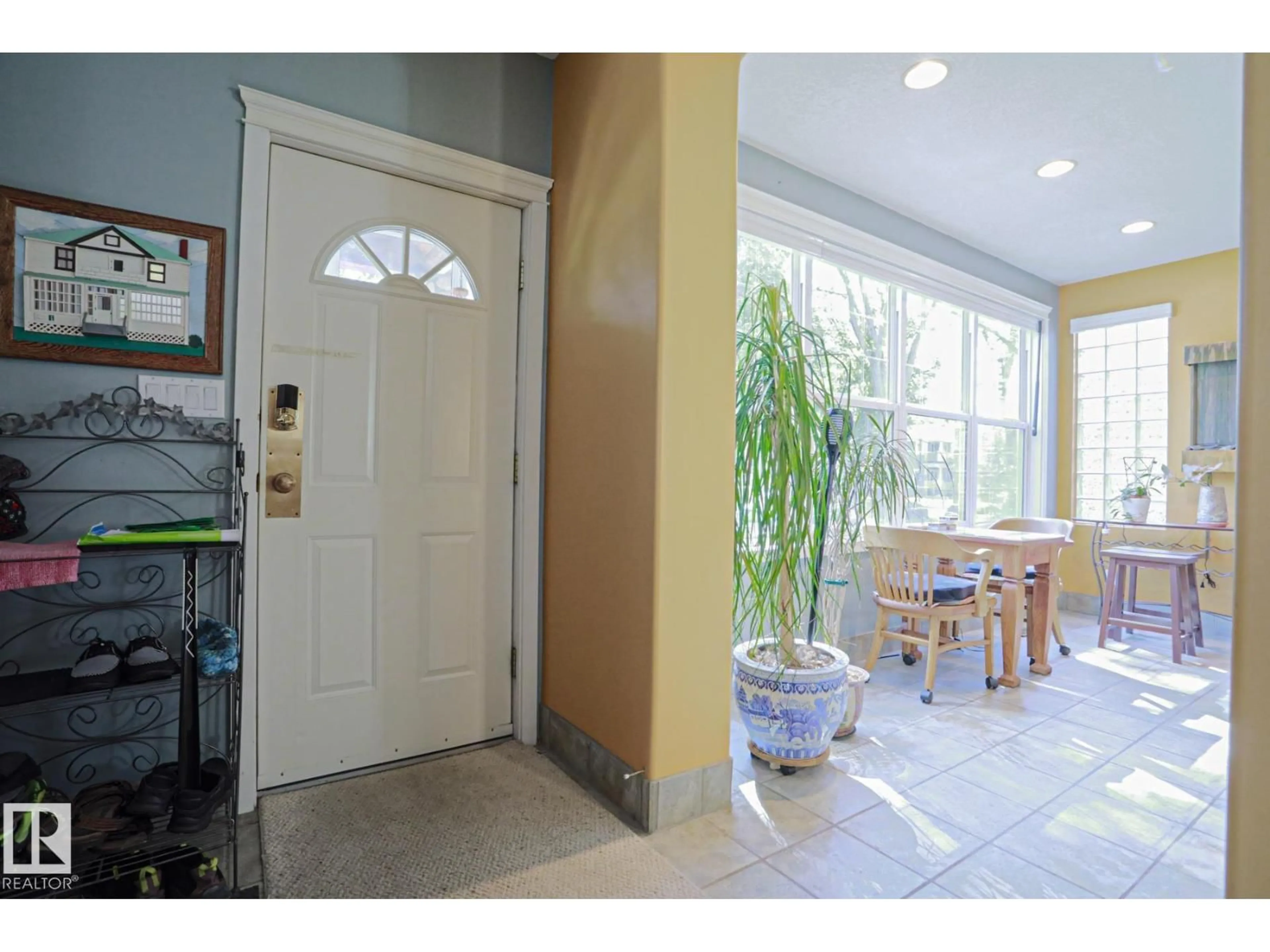 Indoor foyer for 10814 125 ST NW, Edmonton Alberta T5M0L4