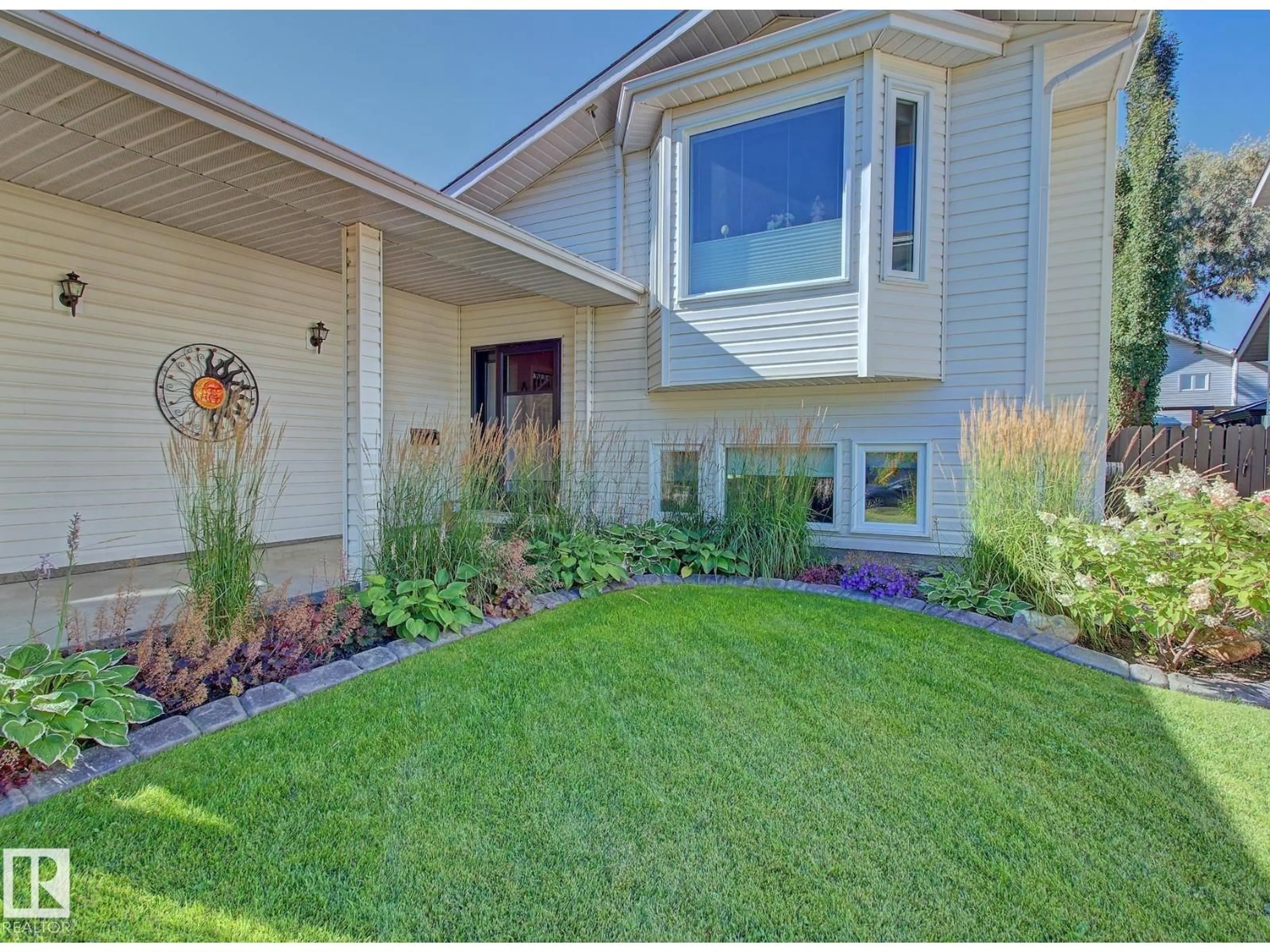 Home with vinyl exterior material, street for 59 CIMMARON WY, Sherwood Park Alberta T8H1N4