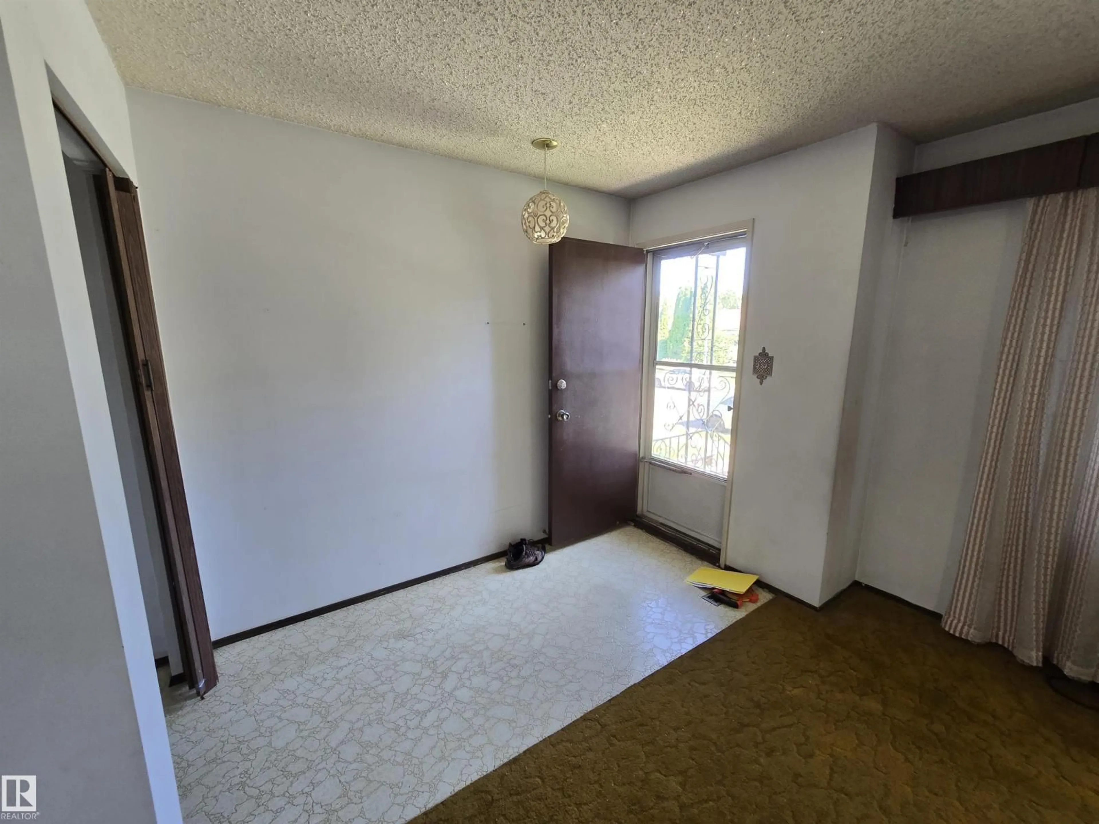 A pic of a room for 12020 54 ST, Edmonton Alberta T5W3N3