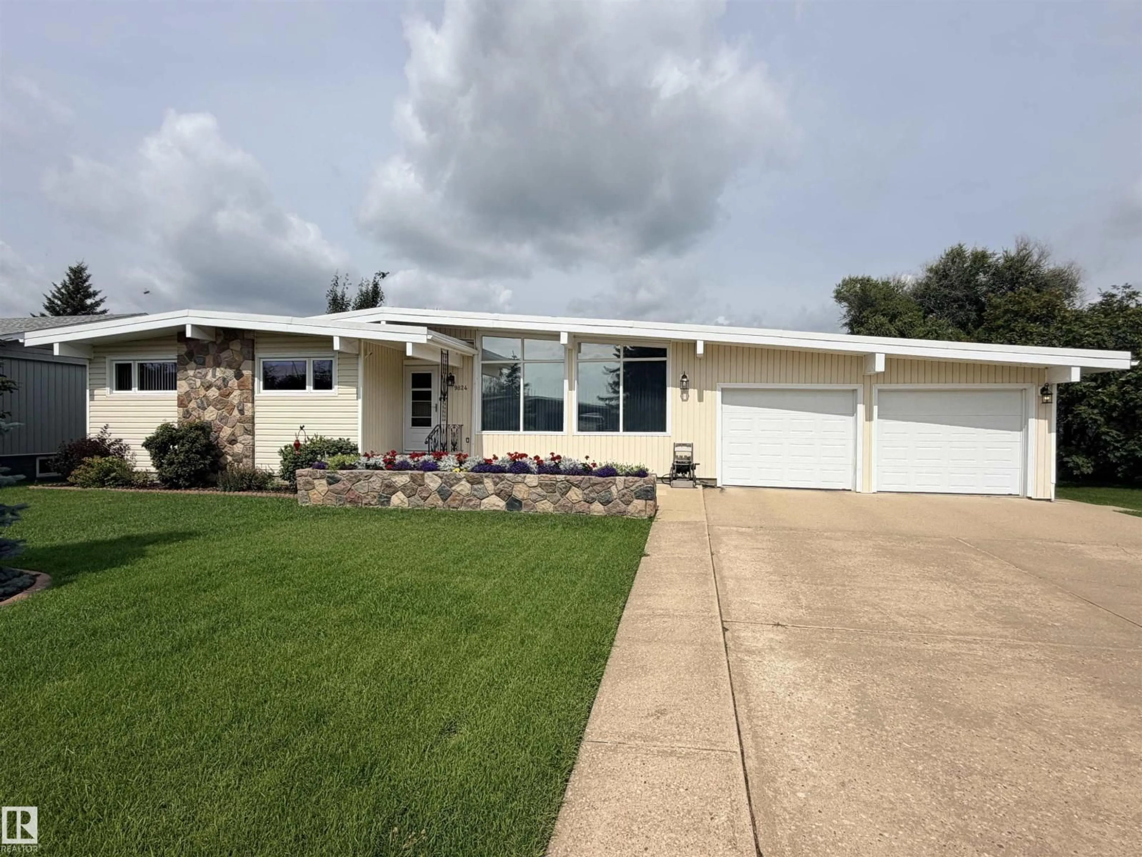 Home with vinyl exterior material, water/lake/river/ocean view for 9824 99 ST, Westlock Alberta T7P1Y7