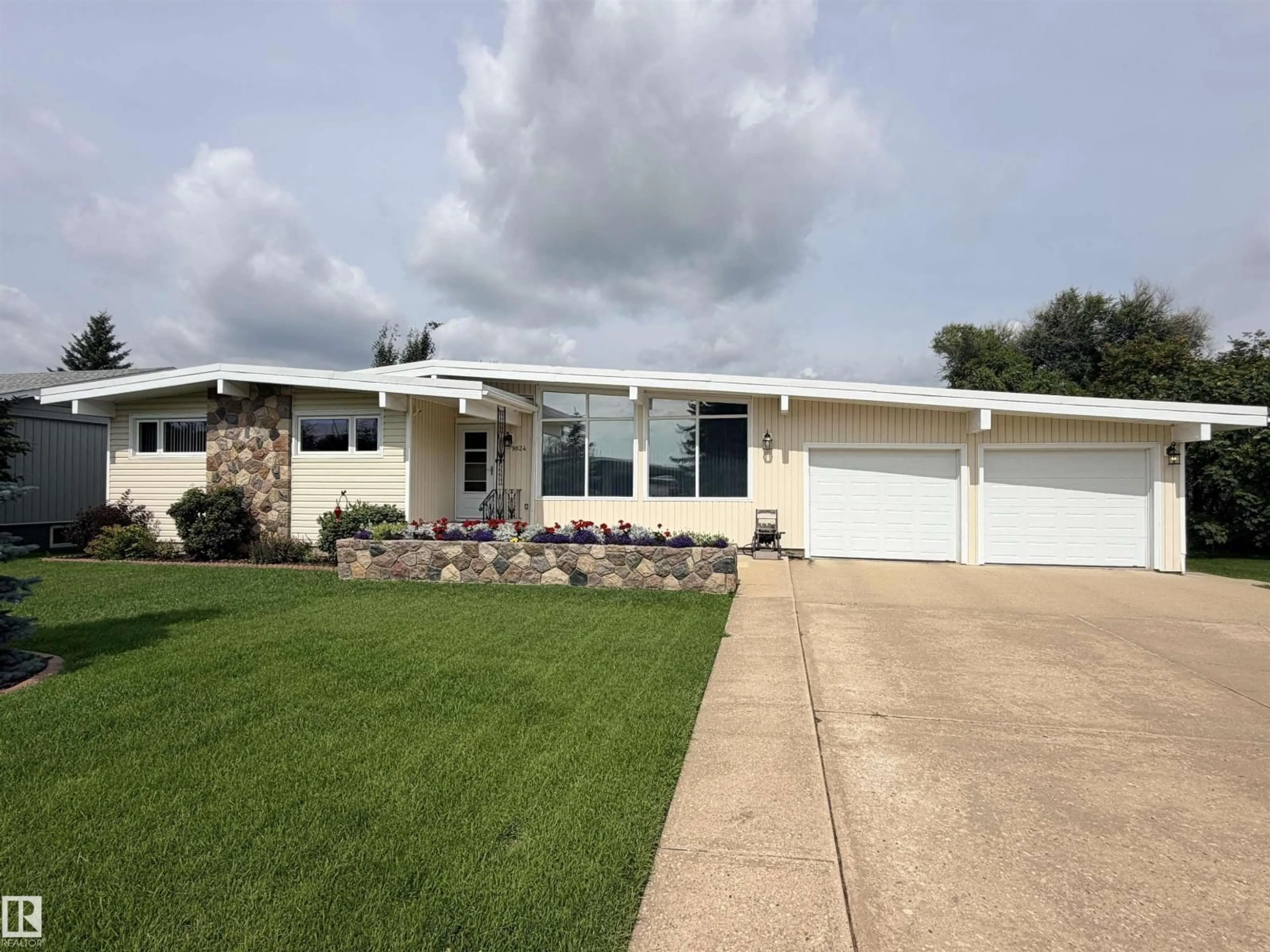 Home with vinyl exterior material, unknown for 9824 99 ST, Westlock Alberta T7P1Y7