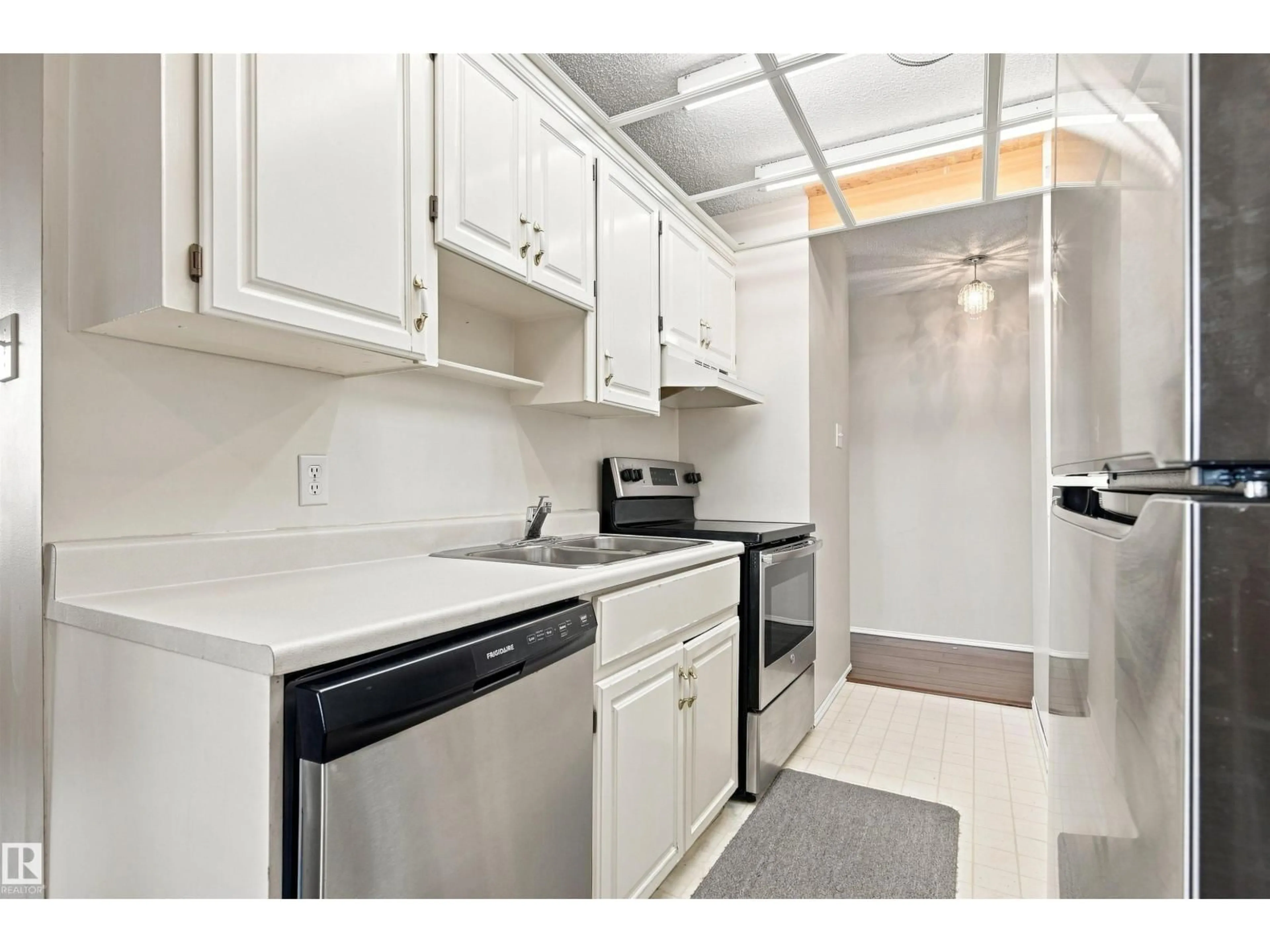 Standard kitchen, unknown for #403 - 9725 106 ST, Edmonton Alberta T5K1B5