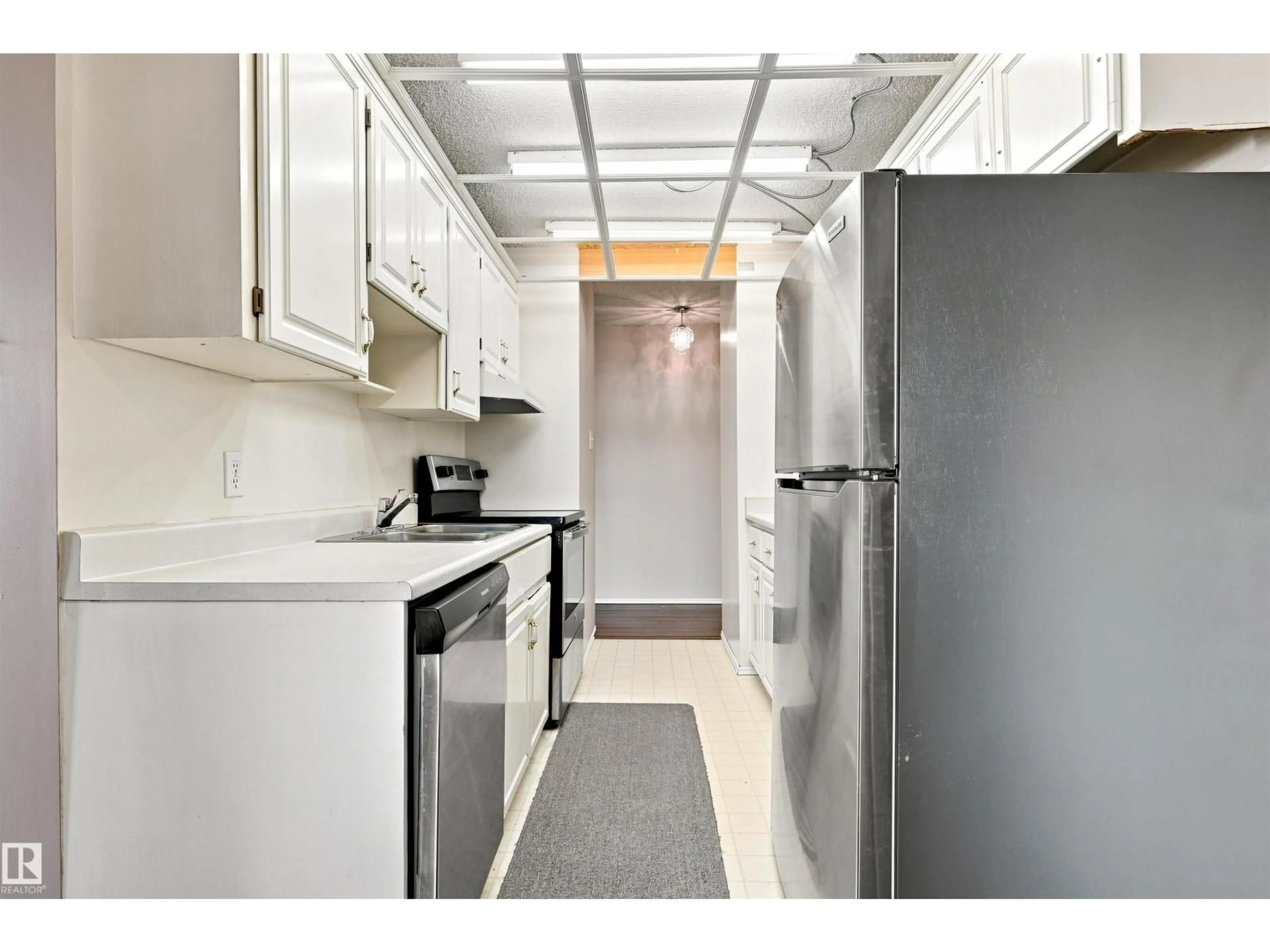 Standard kitchen, unknown for #403 - 9725 106 ST, Edmonton Alberta T5K1B5