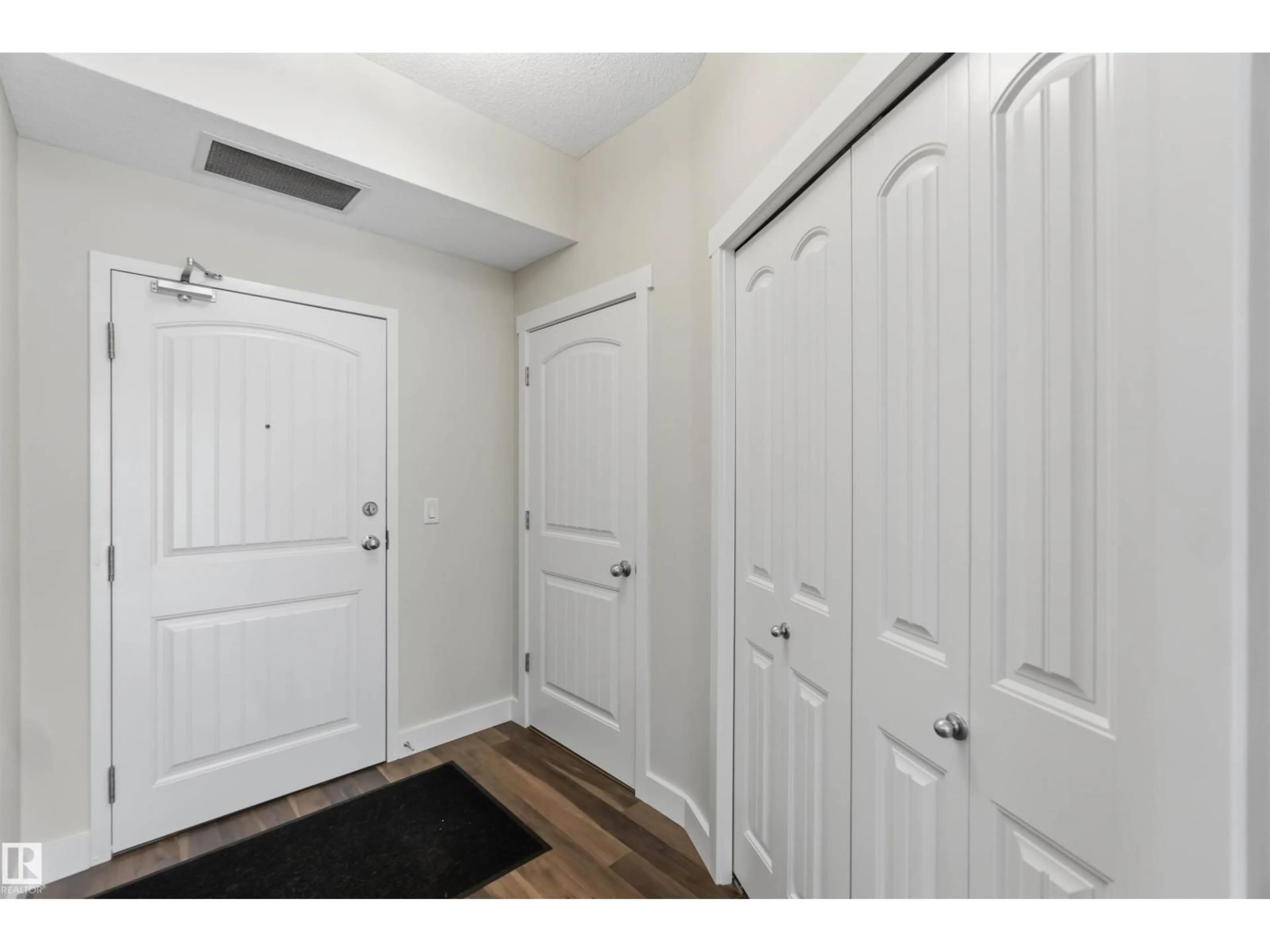 Indoor entryway for 111 - 4922 52 ST, Gibbons Alberta T0A1N0