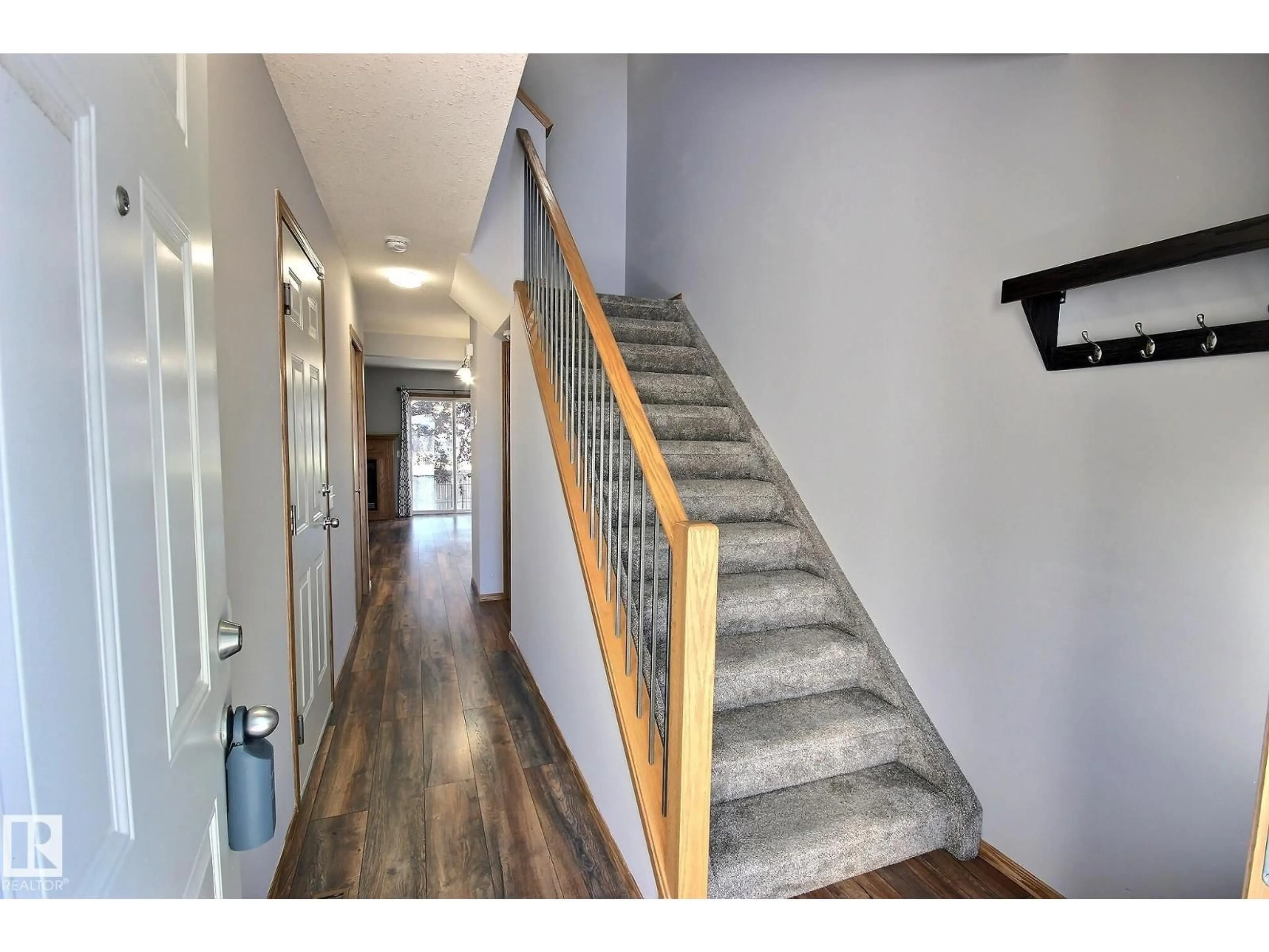 Indoor foyer for 53 16823 84 ST NW, Edmonton Alberta T5Z3S4