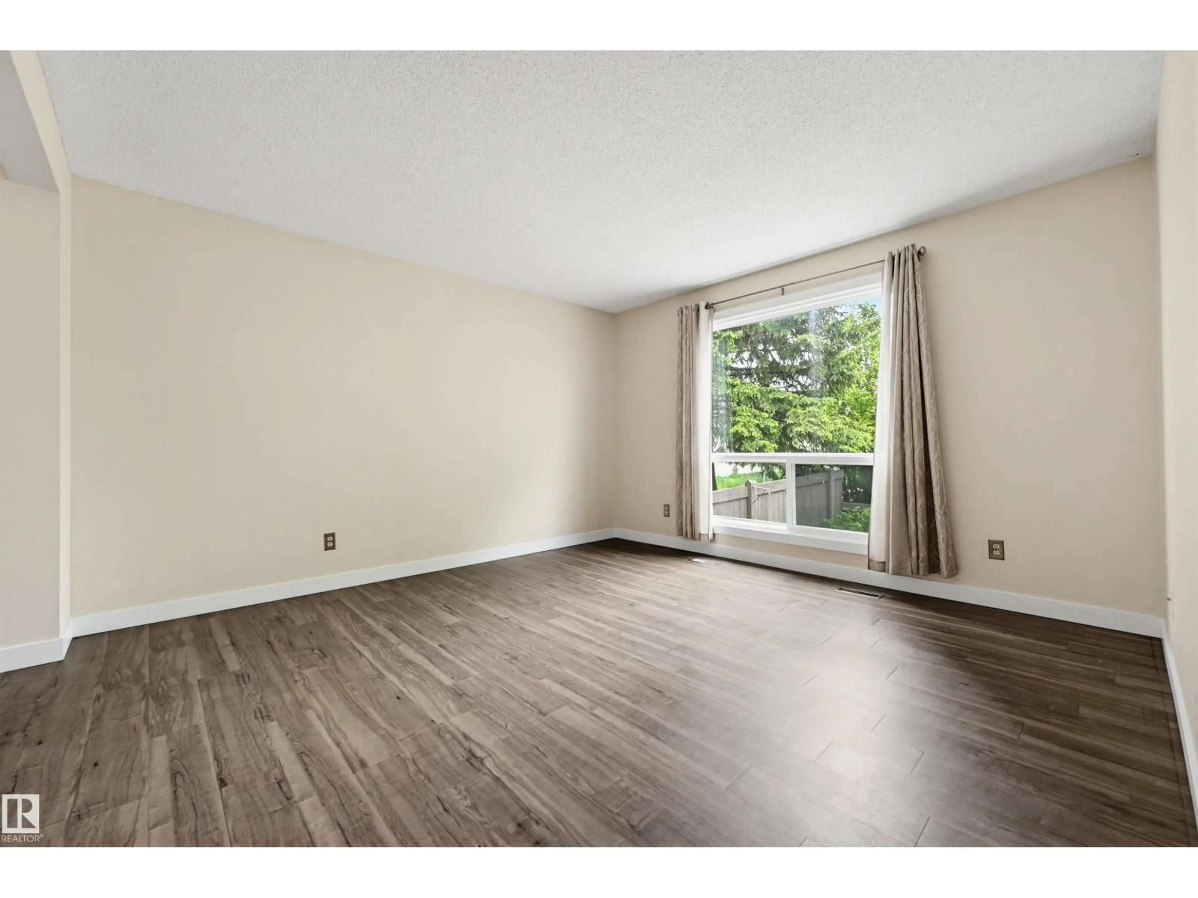 A pic of a room for 817 ERIN PL, Edmonton Alberta T5T1M6