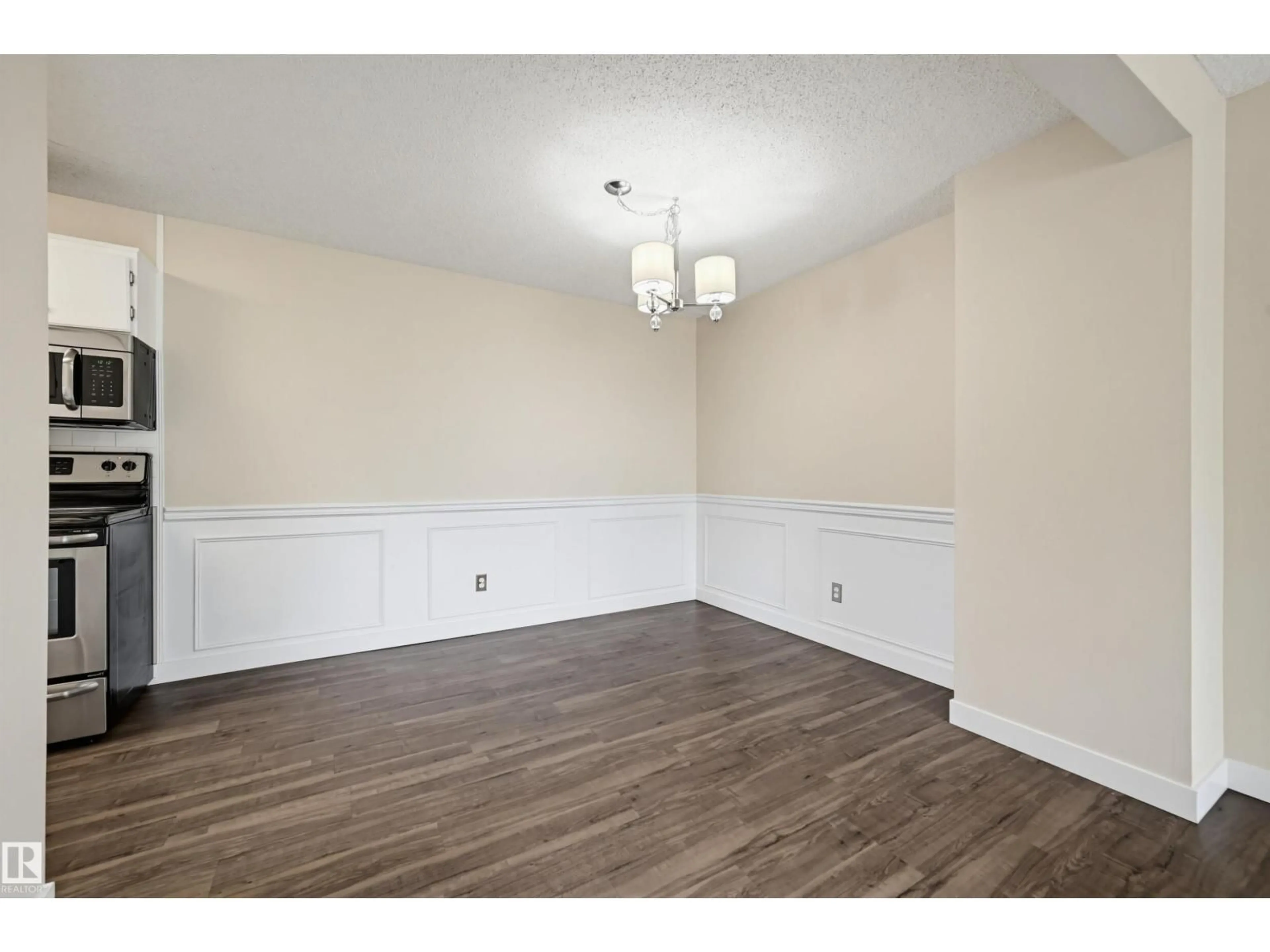 A pic of a room for 817 ERIN PL, Edmonton Alberta T5T1M6
